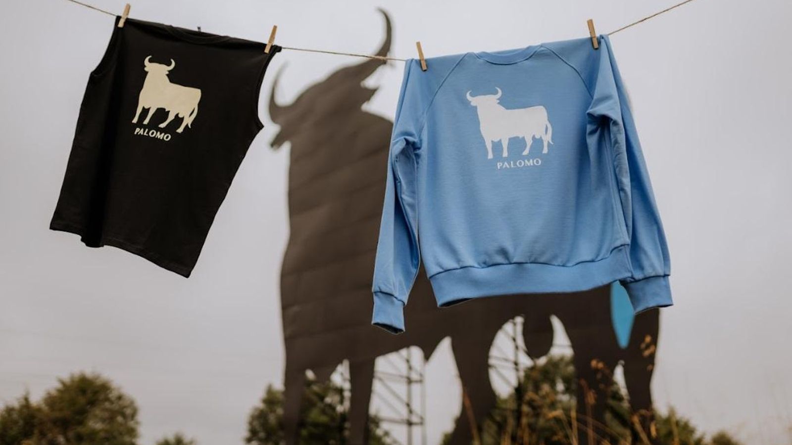 Camiseta y sudadera de la edición limitada de moda diseñada por Palomo Spain para el Toro de Osborne.