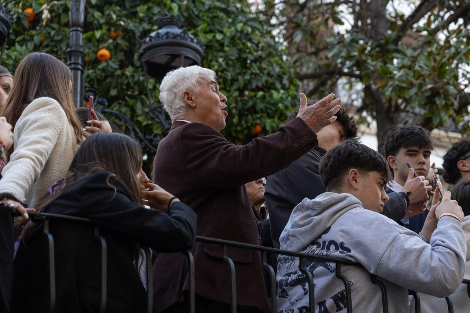 Las cofradías de la Vera Cruz, Expiración y Gran Poder lucen sus cortejos en la calle