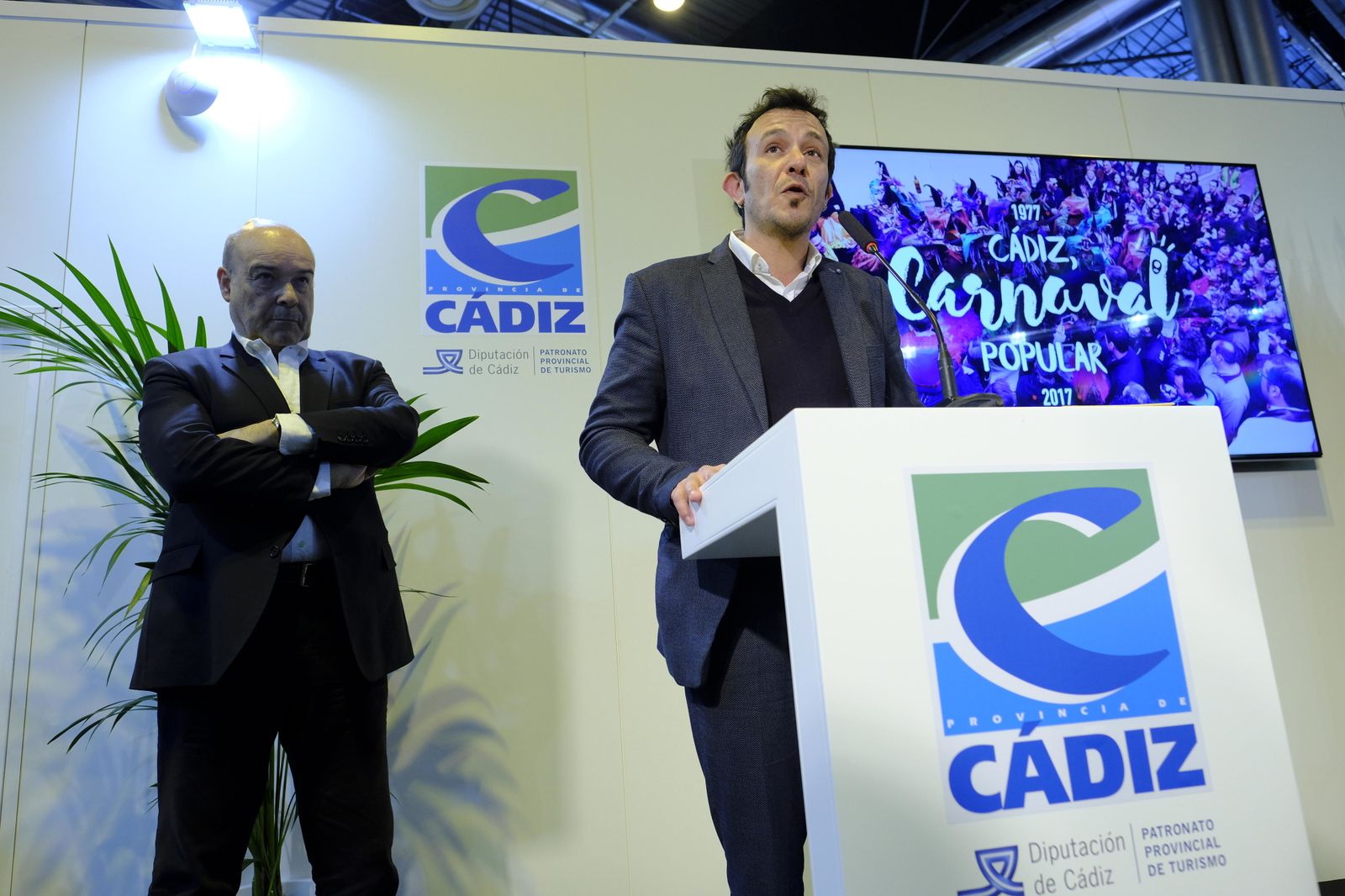 El alcalde interviene en la presentación de Fitur de 2017 con el actor Antonio Resines al fondo.