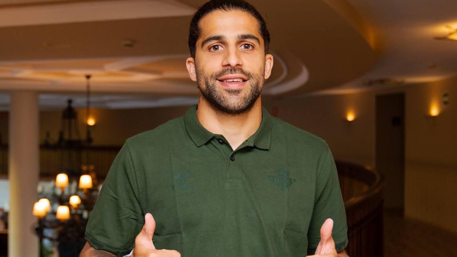 Ricardo Rodríguez posa con la camiseta del Betis en el hotel de concentración en Marsella.
