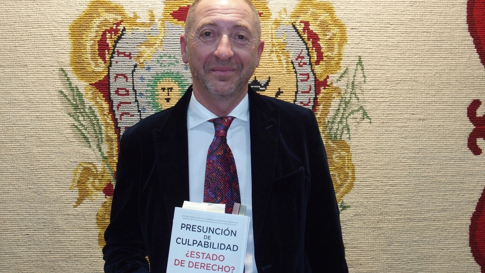 El abogado Francisco Barrionuevo, con el libro.