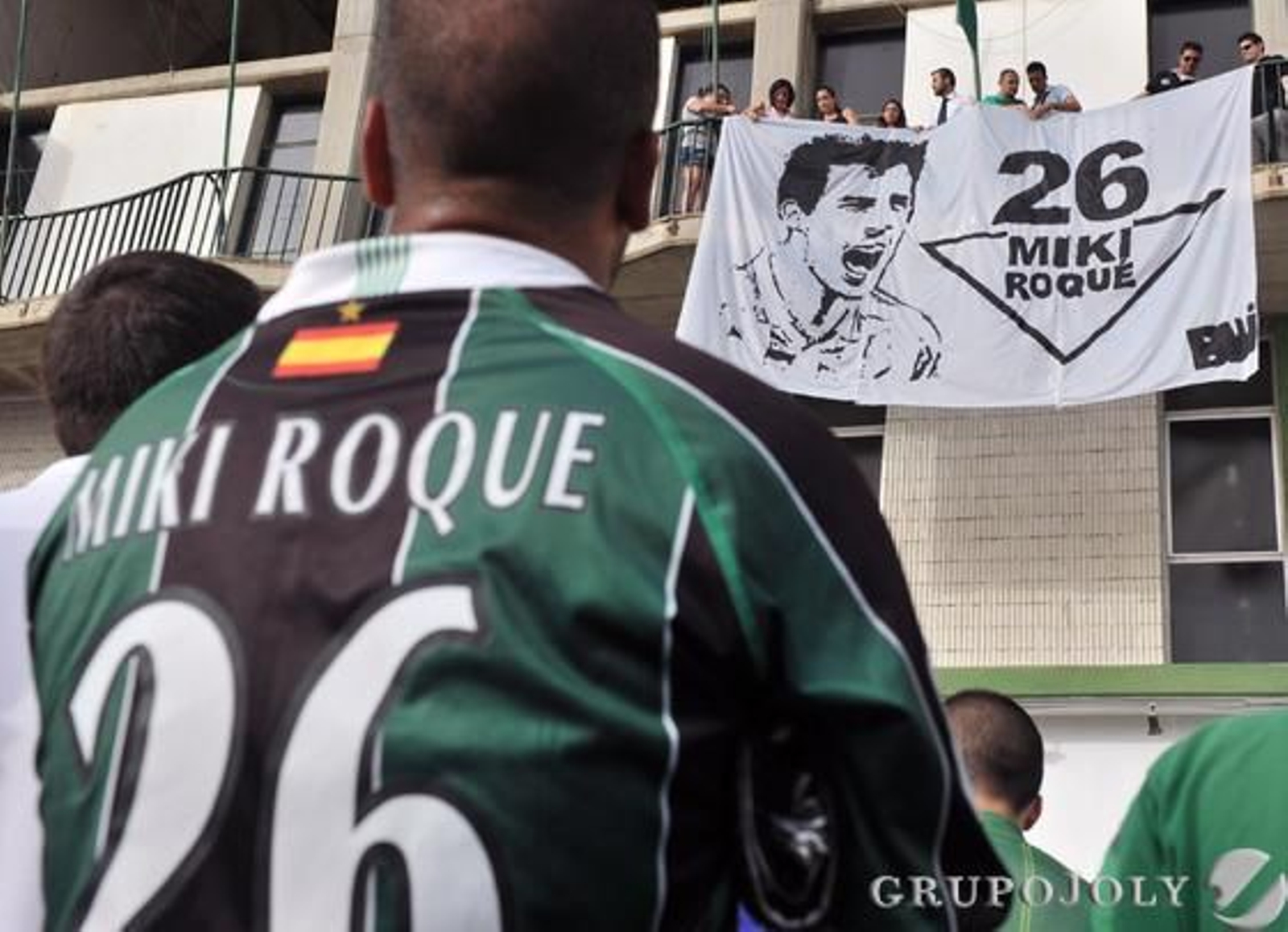 Aficionados en la puerta de cristal del Benito Villamarín.

Foto: Juan Carlos Muñoz
