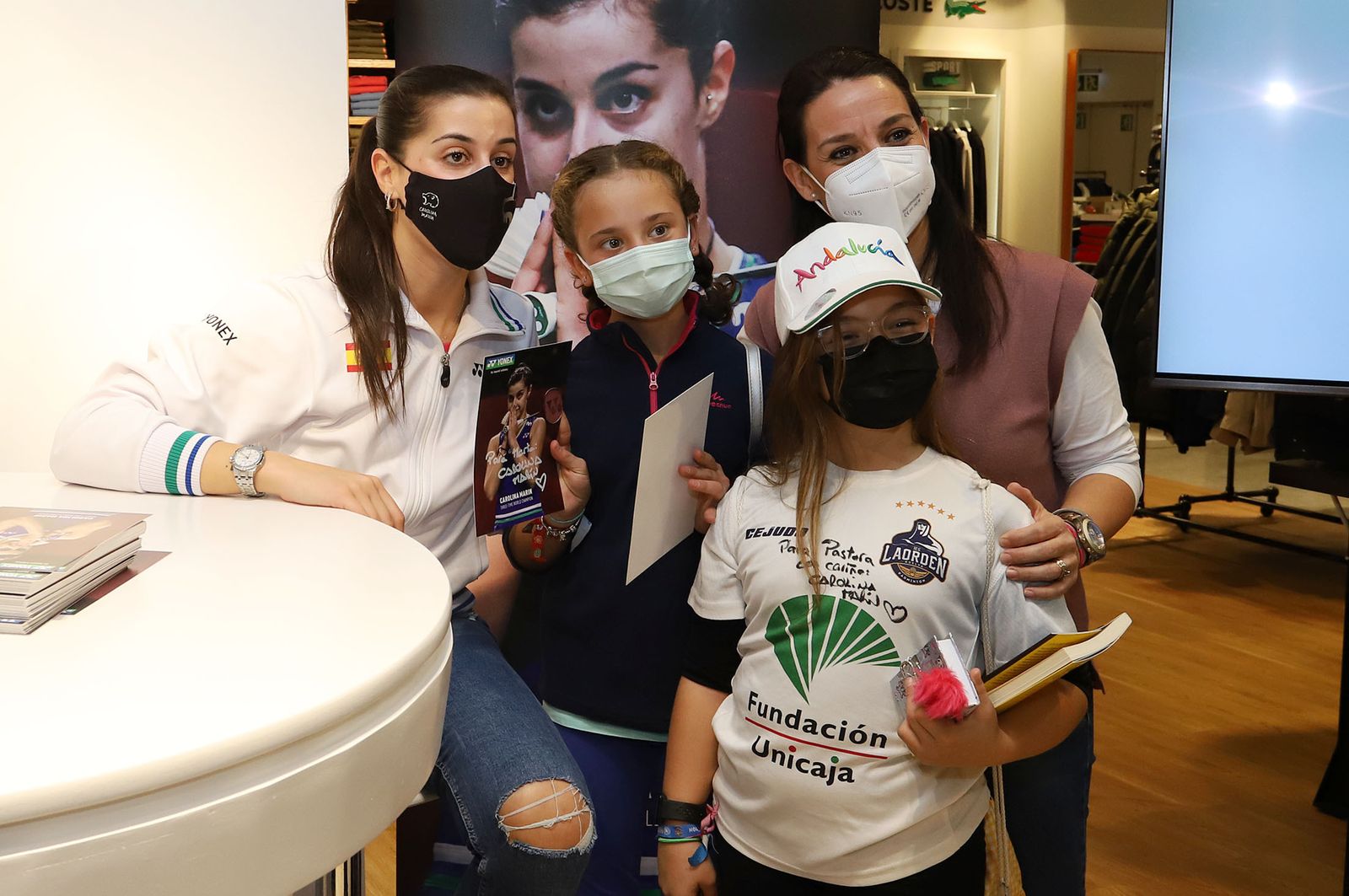 Huelva 2021: Carolina Marín firma autógrafos en el Corte Inglés de Huelva durante el Mundial de Bádminton