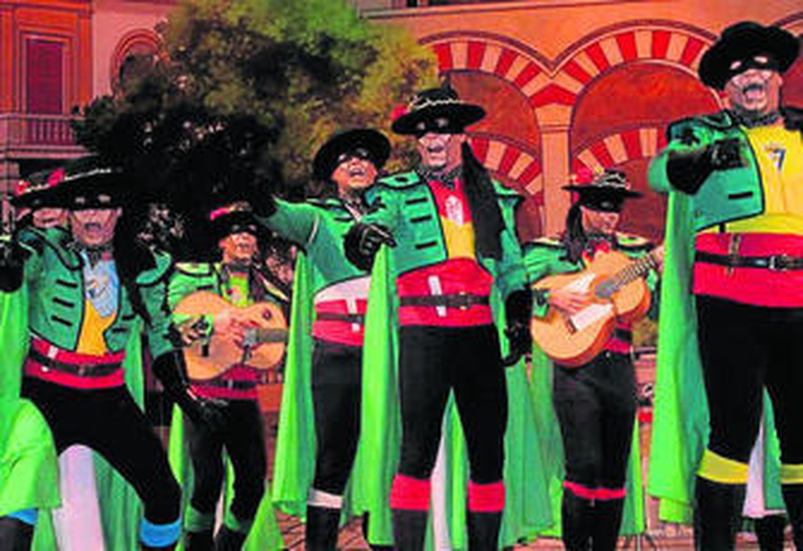 Desde El Alquián llegaba la comparsa 'Fórmula 28'.