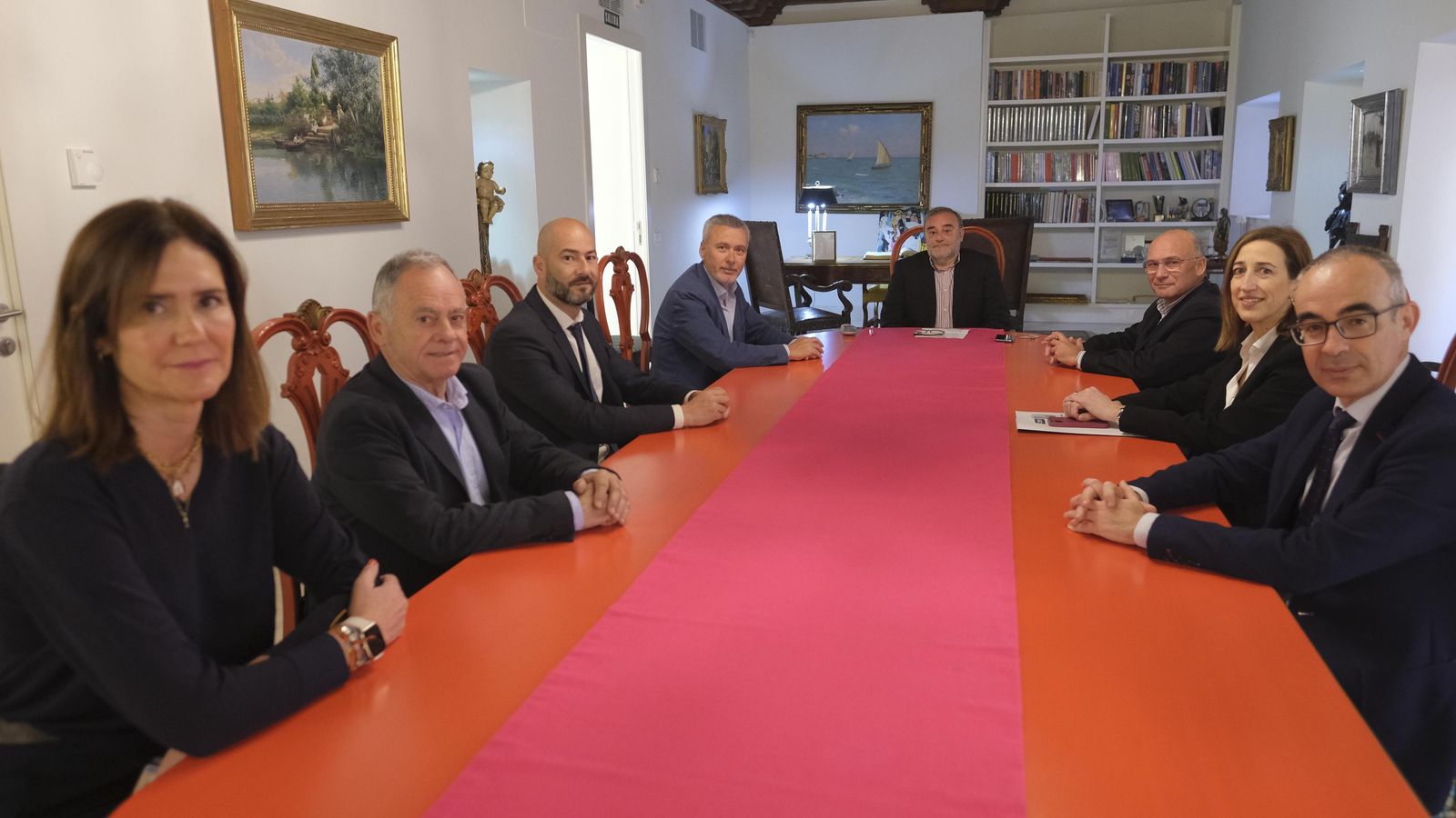 Mesa de debate tras el inicio del encuentro.