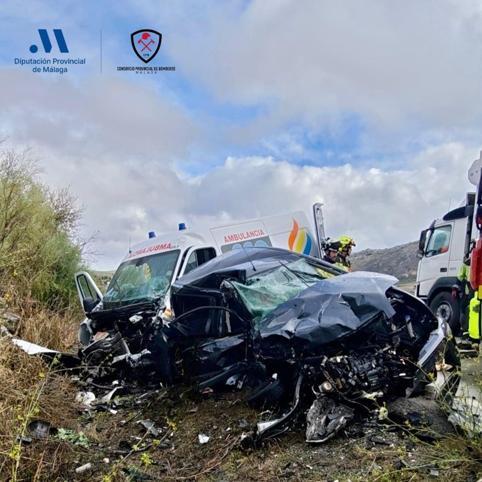 Colisión frontal entre una ambulancia y un turismo en Cañete la Real.
