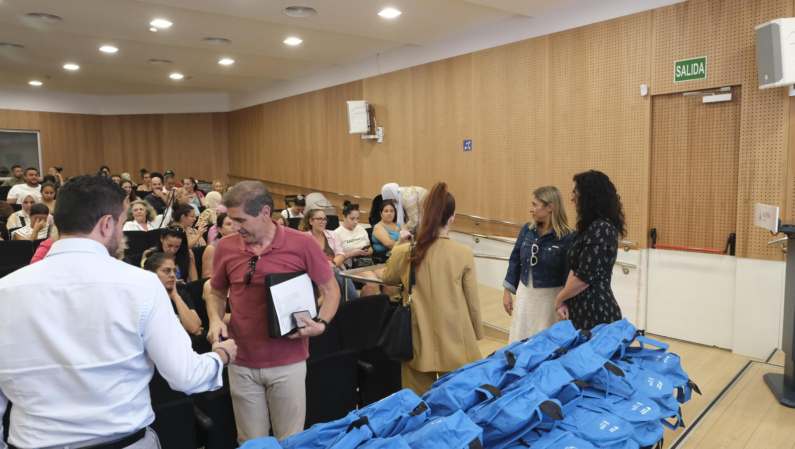 Entrega de material escolar a familias vulnerables, en imágenes