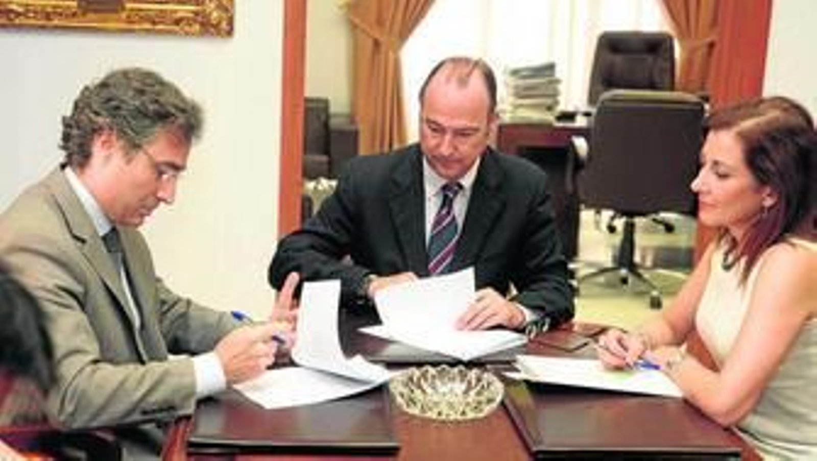 El alcalde suscribió ayer el contrato con Cespa, que vuelve a ser la concesionaria de parques y jardines.