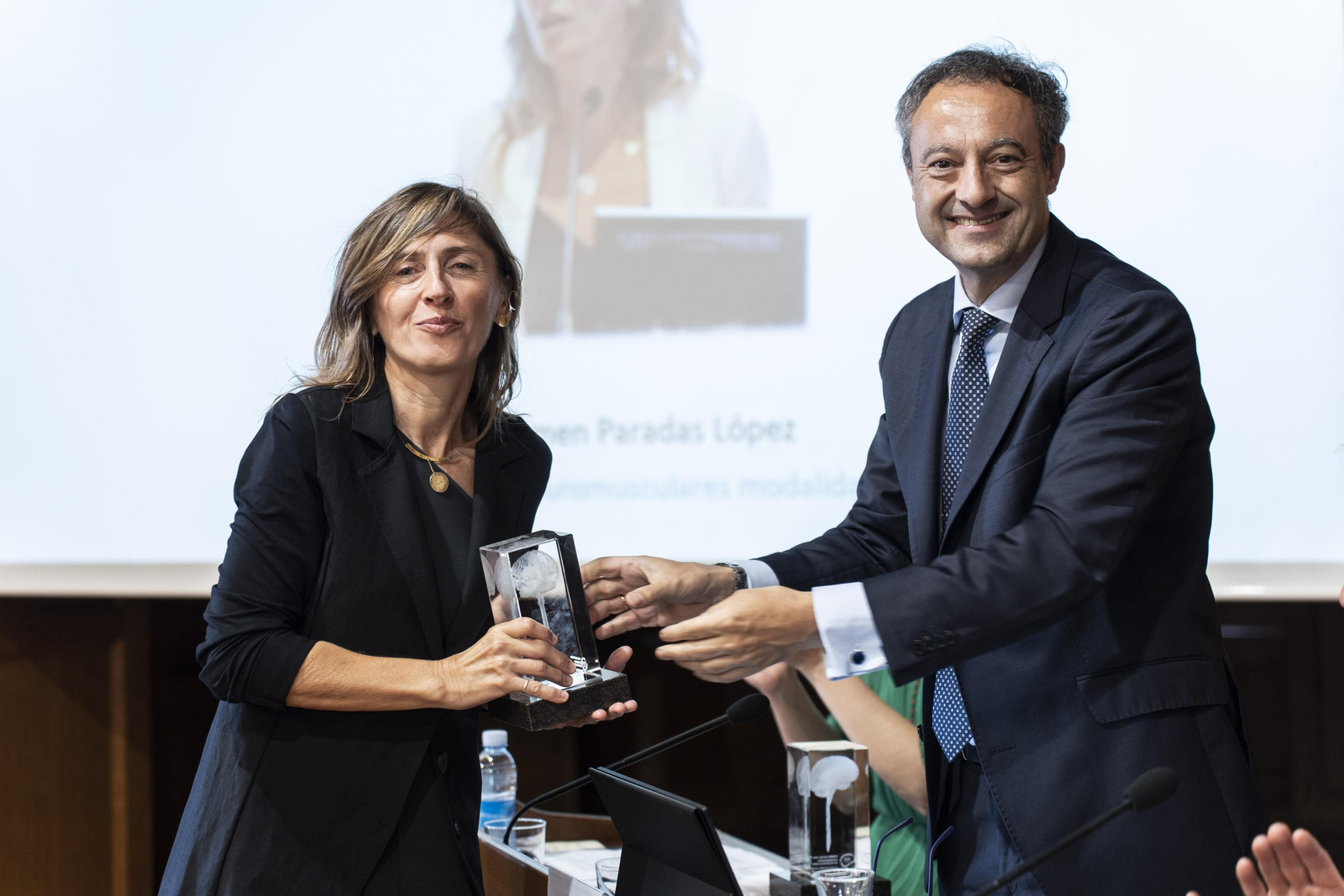 Carmen Paradas recibe el premio de manos de Jesús Porta,vicepresidente de la SEN.