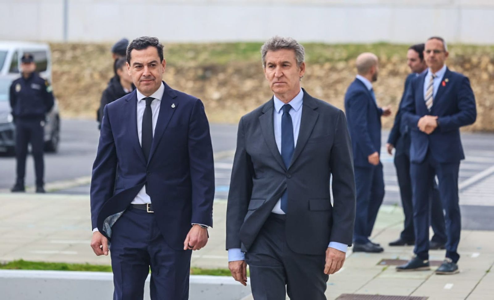 Juanma Moreno y Feijóo llegando al funeral.