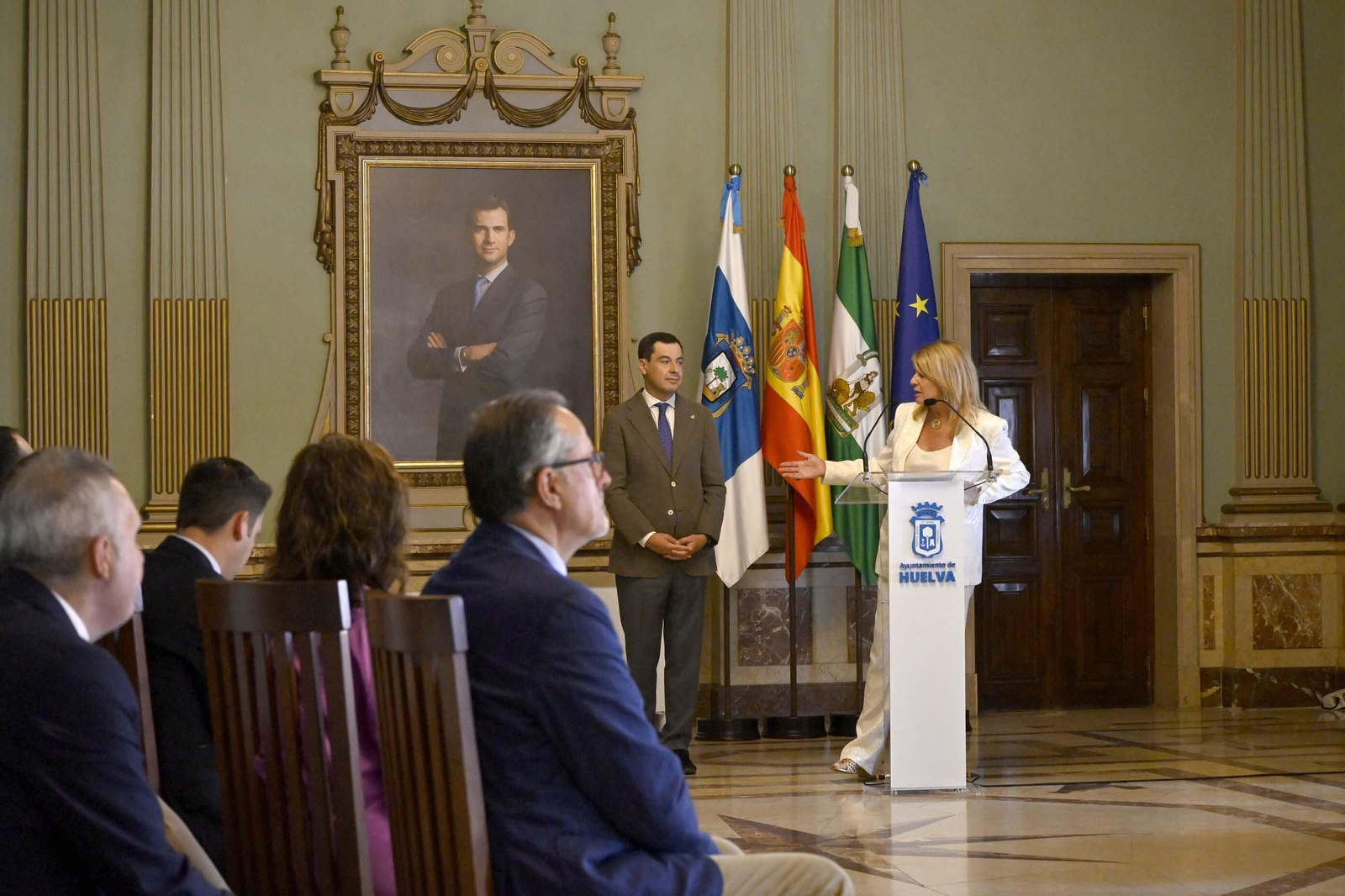 Visita de Juanma Moreno al Ayuntamiento de Huelva, en Imágenes