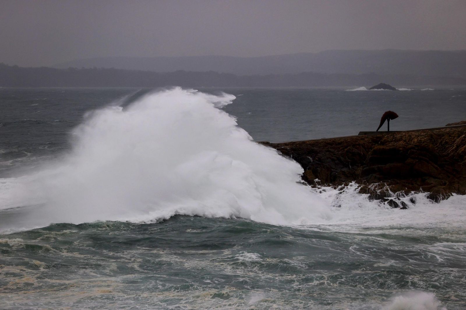 Las impresionantes olas que provoca Herminia en la costa norte de España