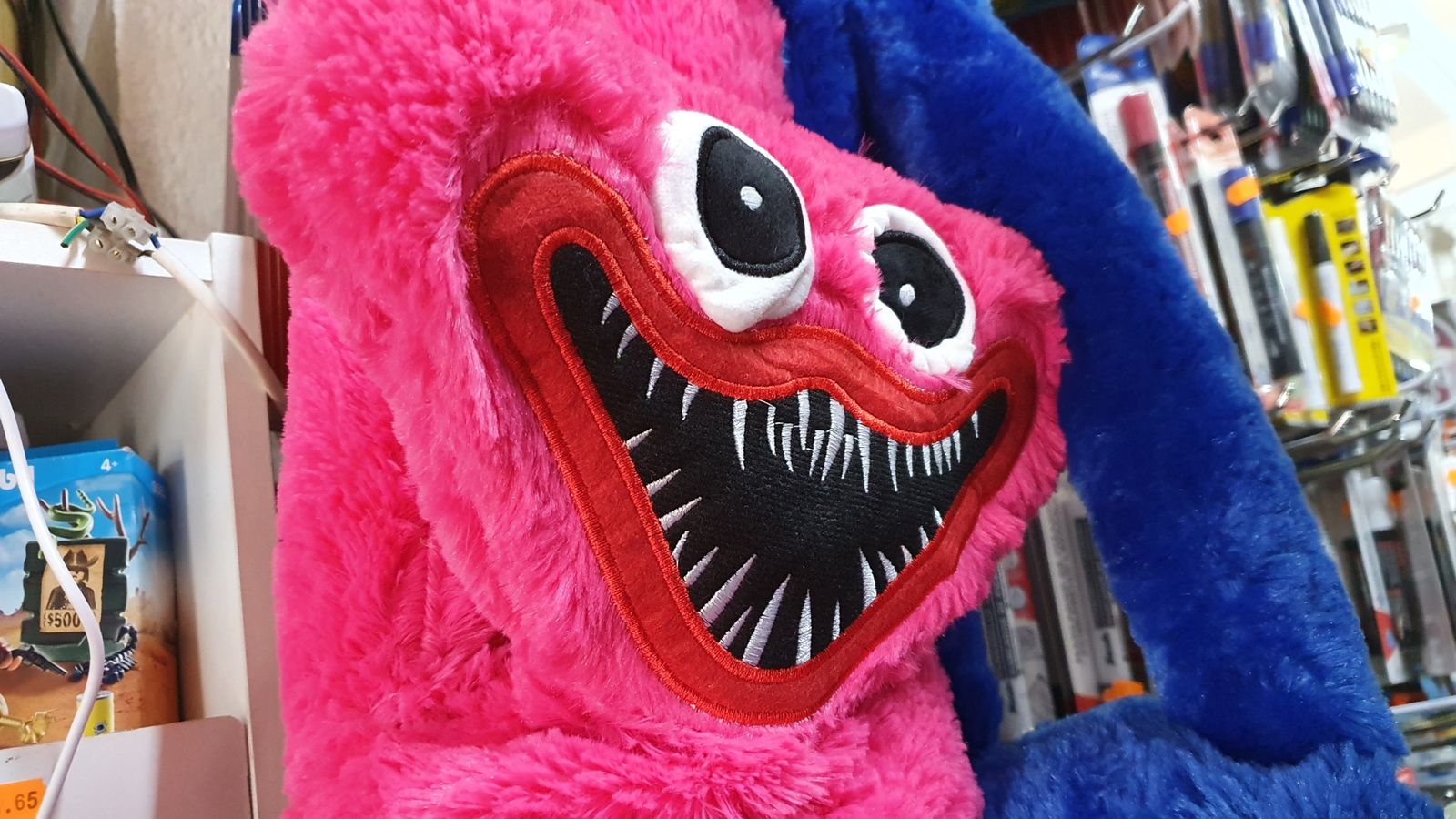 Una mochila del personaje Huggy Wuggy, a la venta en un bazar de Cádiz