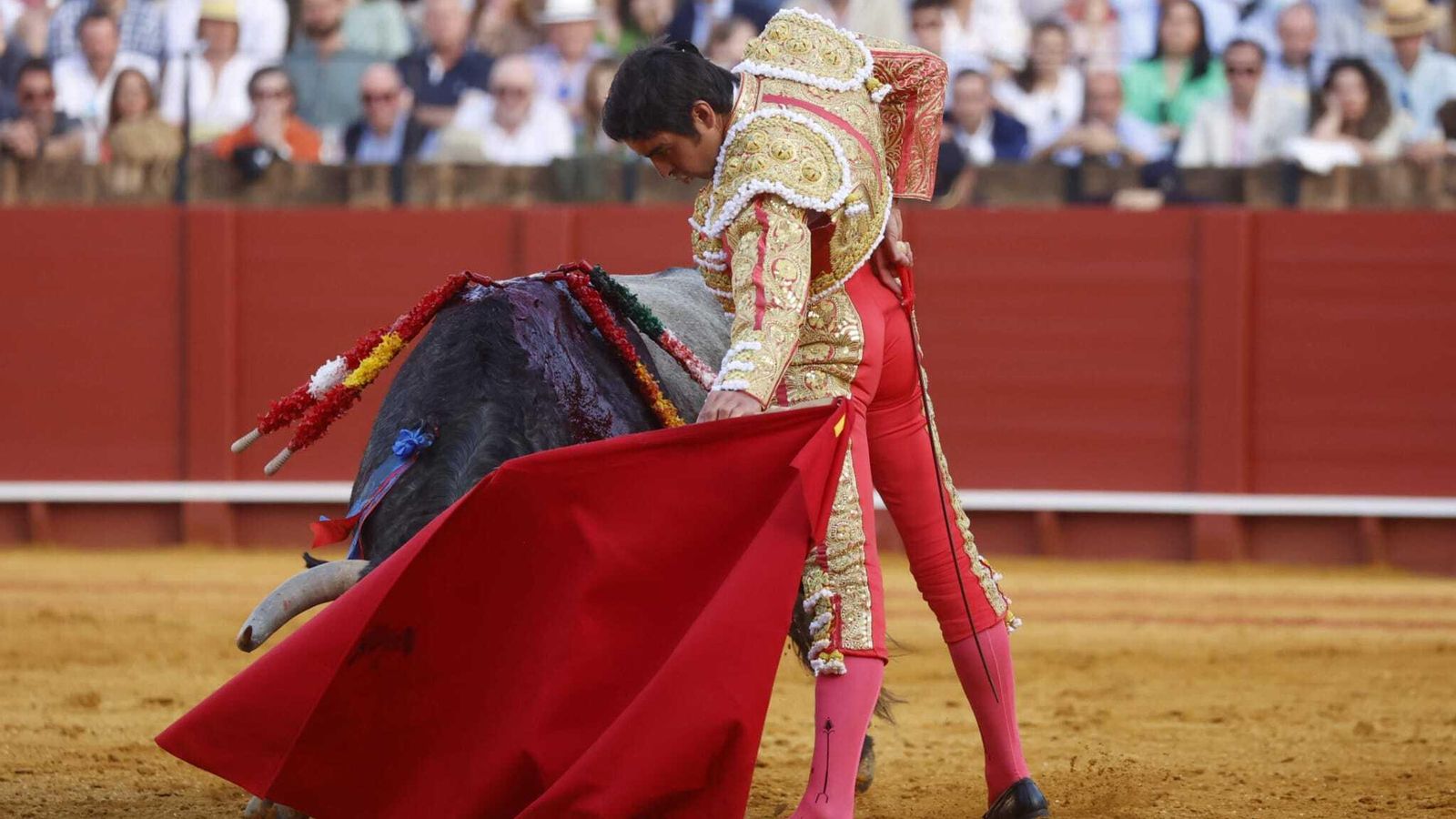 Perera da un pase al cuarto toro
