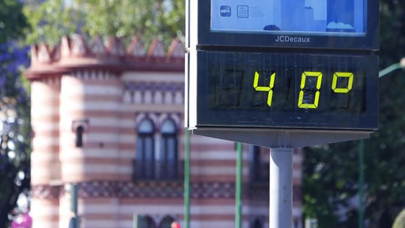 El termómetro instalado junto al Costurero de la Reina indicando 40º