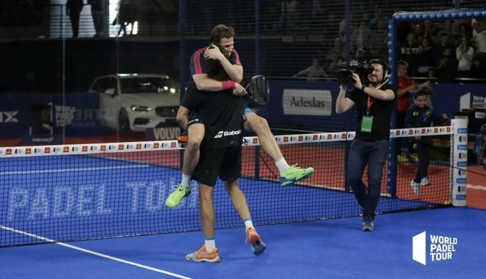 Navarro y Lebrón celebran con este gran abrazo su pase a la final riojana.