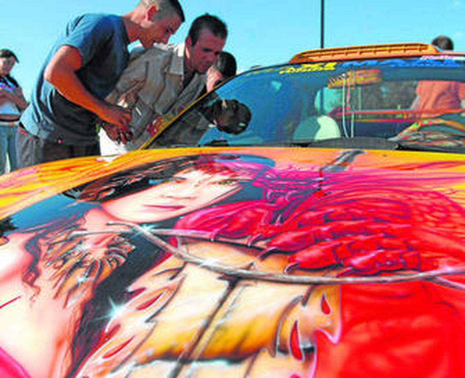 Un coche tuneado en un evento de la temática.