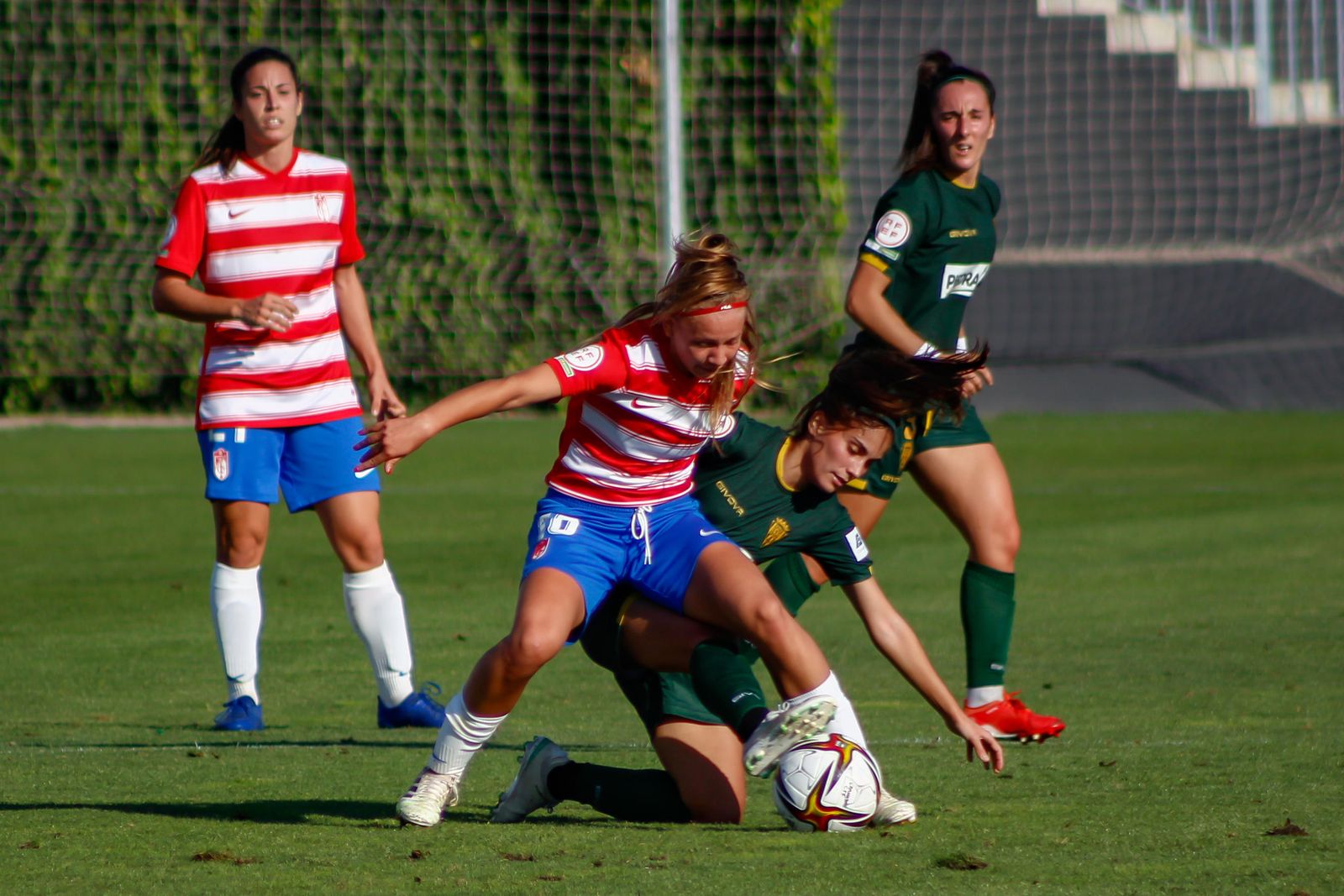 El Granada CF aguanta el balón contra el Córdoba.