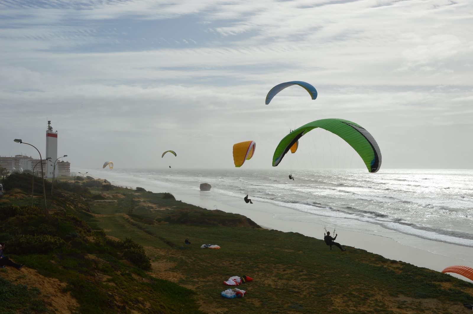 La duna de salto de parapente más alta de Europa está en esta playa de Huelva
