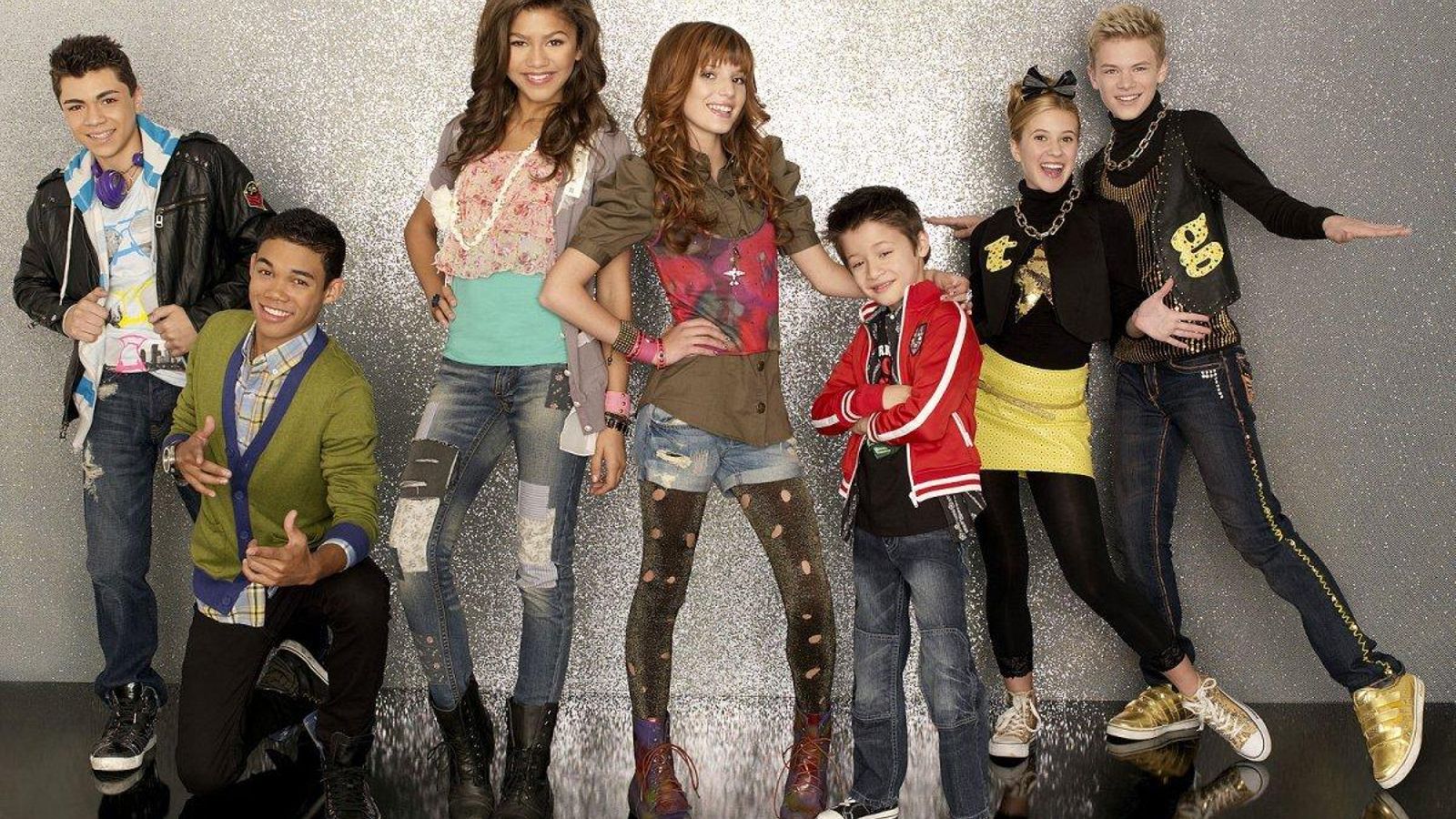 La actriz (tercera por la izquierda) , con el resto del reparto de 'Shake It Up', la serie de Disney con la que logró darse a conocer.