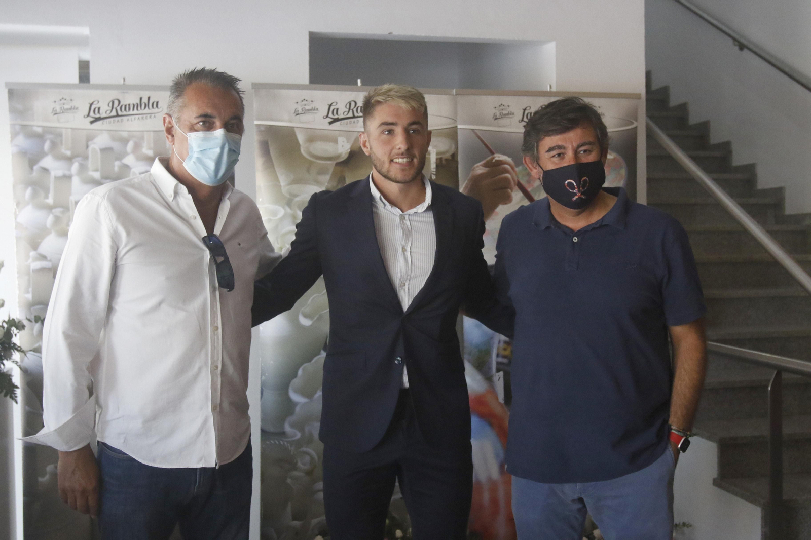 La presentación de Antonio Casas como jugador del Córdoba CF, en imágenes