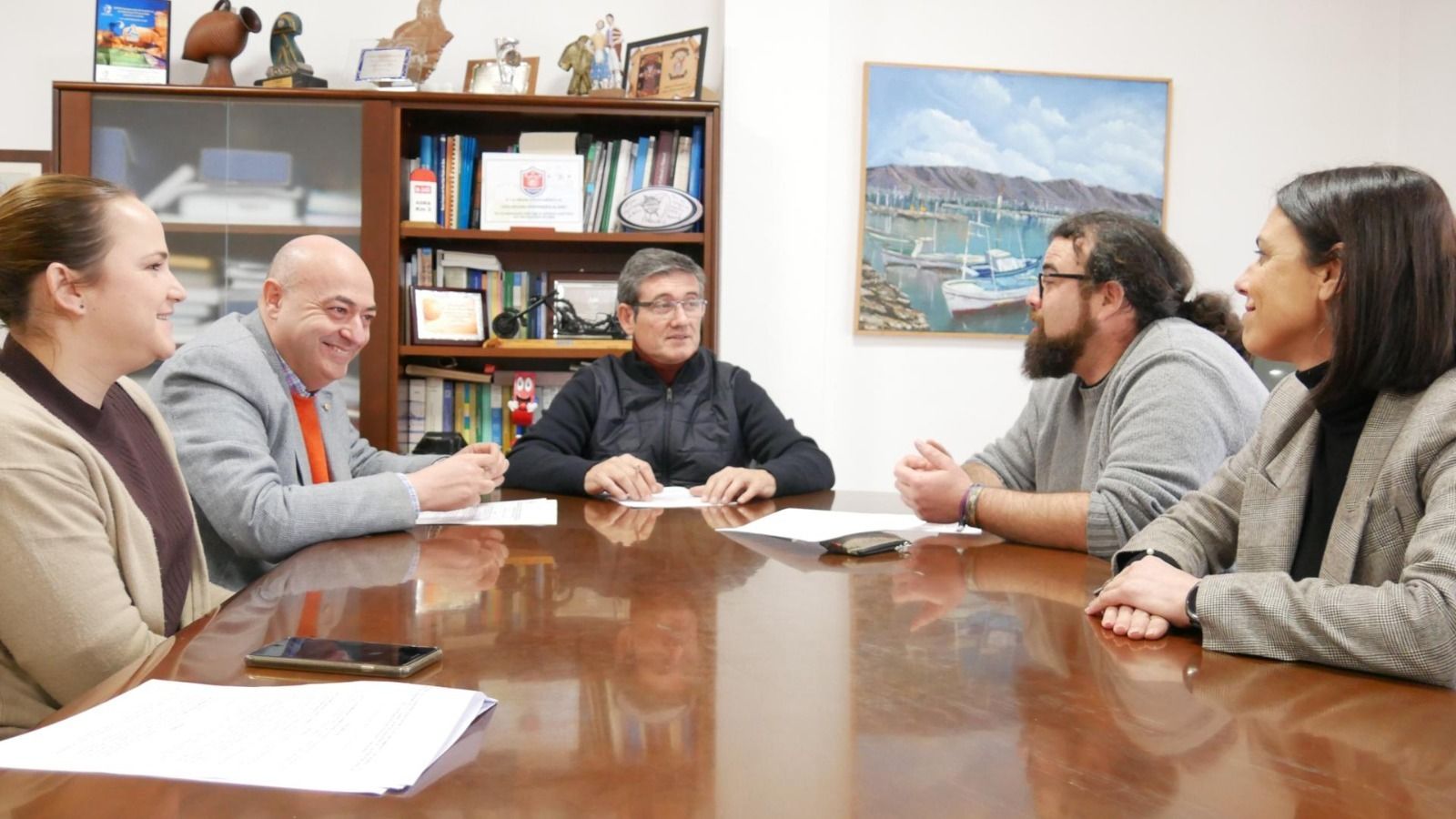 Manuel Cortés firma el convenio para que el Juergas Rock aterrice un verano más en la ciudad