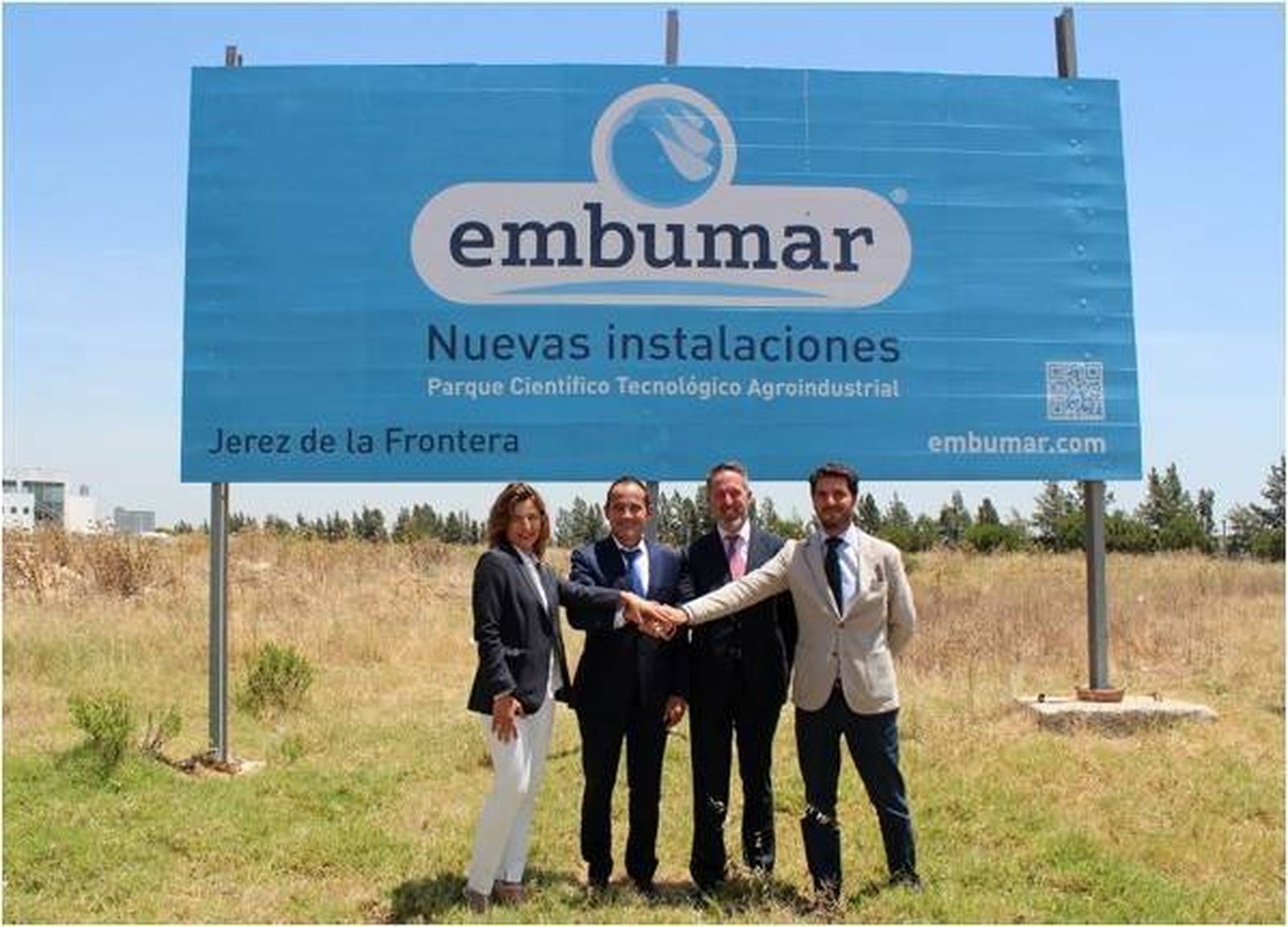 Representantes de Cajamar y de Embumar, tras la firma del acuerdo.