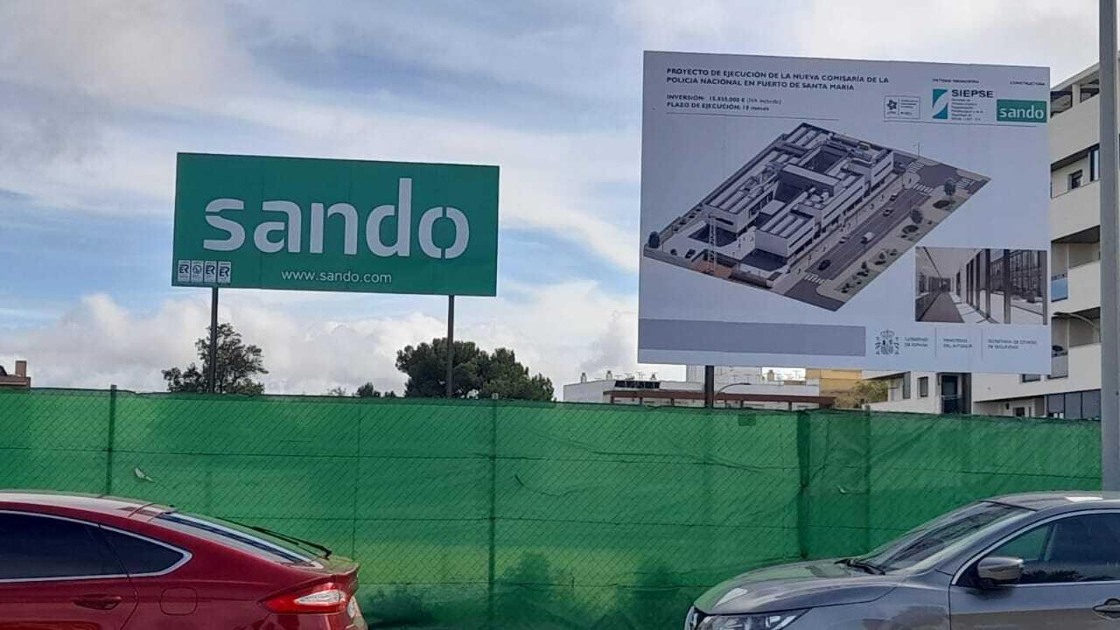 Los carteles indicativos de las obras, tras el vallado perimetral de la parcela. Los carteles indicativos de las obras, tras el vallado perimetral de la parcela.