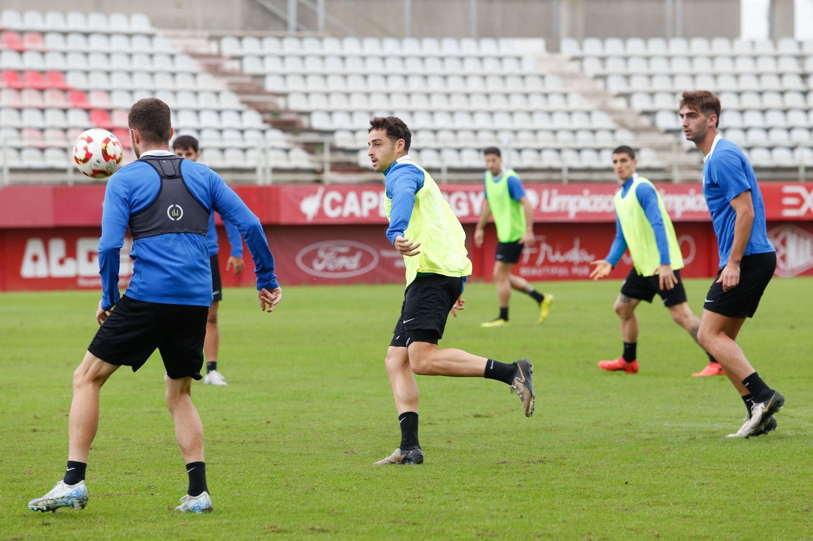 Marino (con peto), en el entrenamiento de este viernes. Marino (con peto), en el entrenamiento de este viernes.