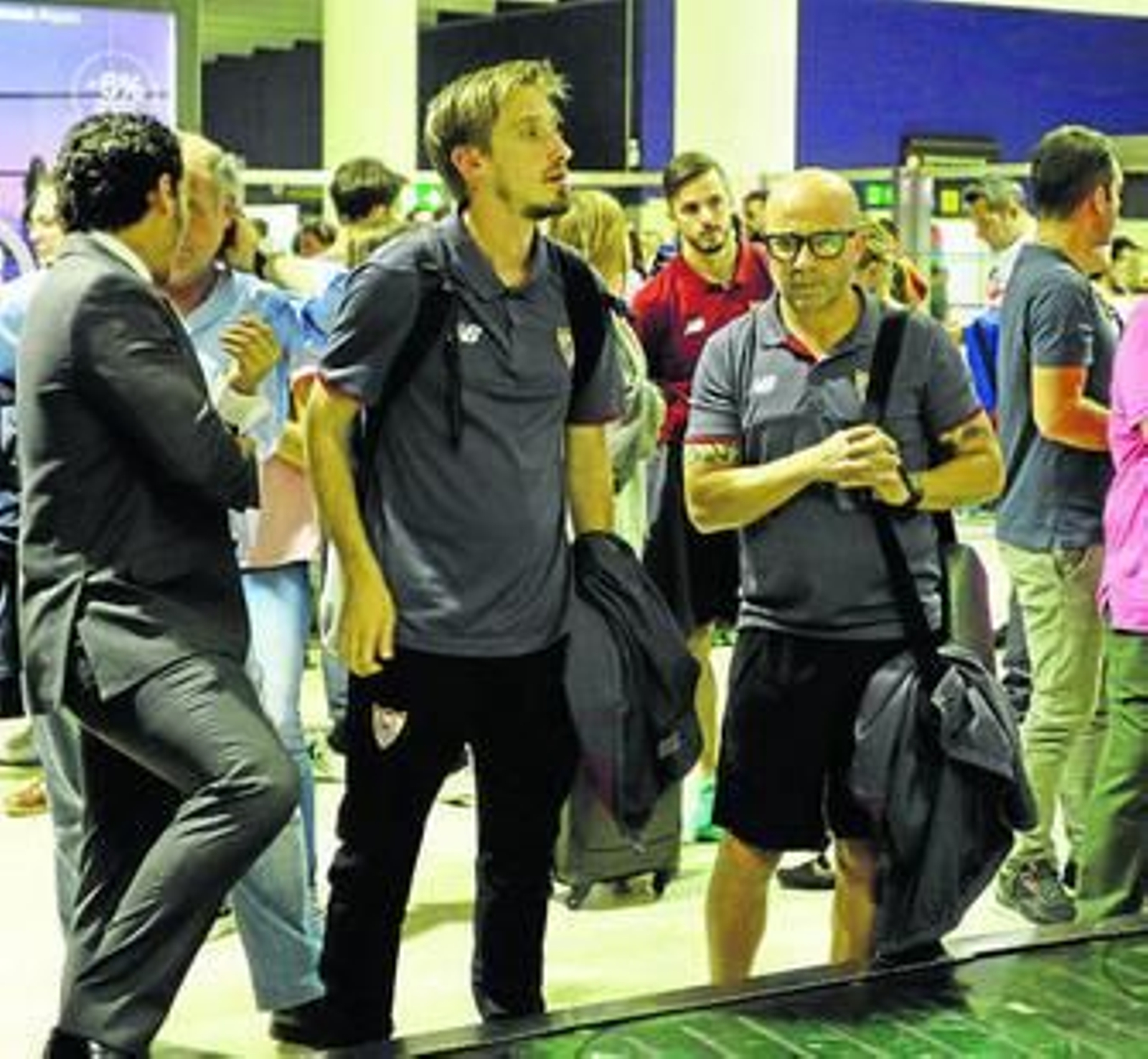 Jorge Sampaoli espera su equipaje junto a Del Nido Carrasco y Matías Manna.