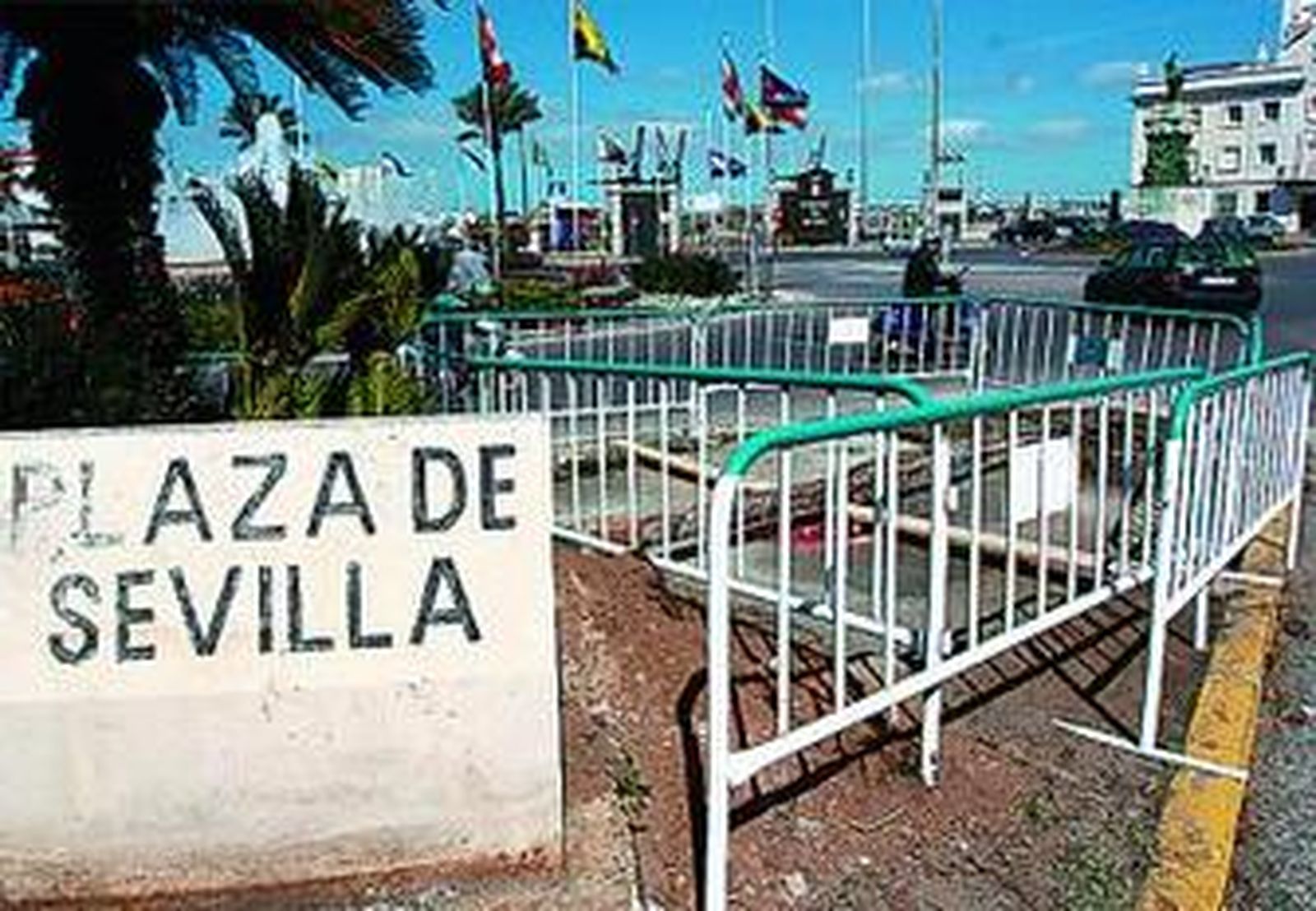 En la imagen, los trabajos para la instalación del mástil de la bandera.