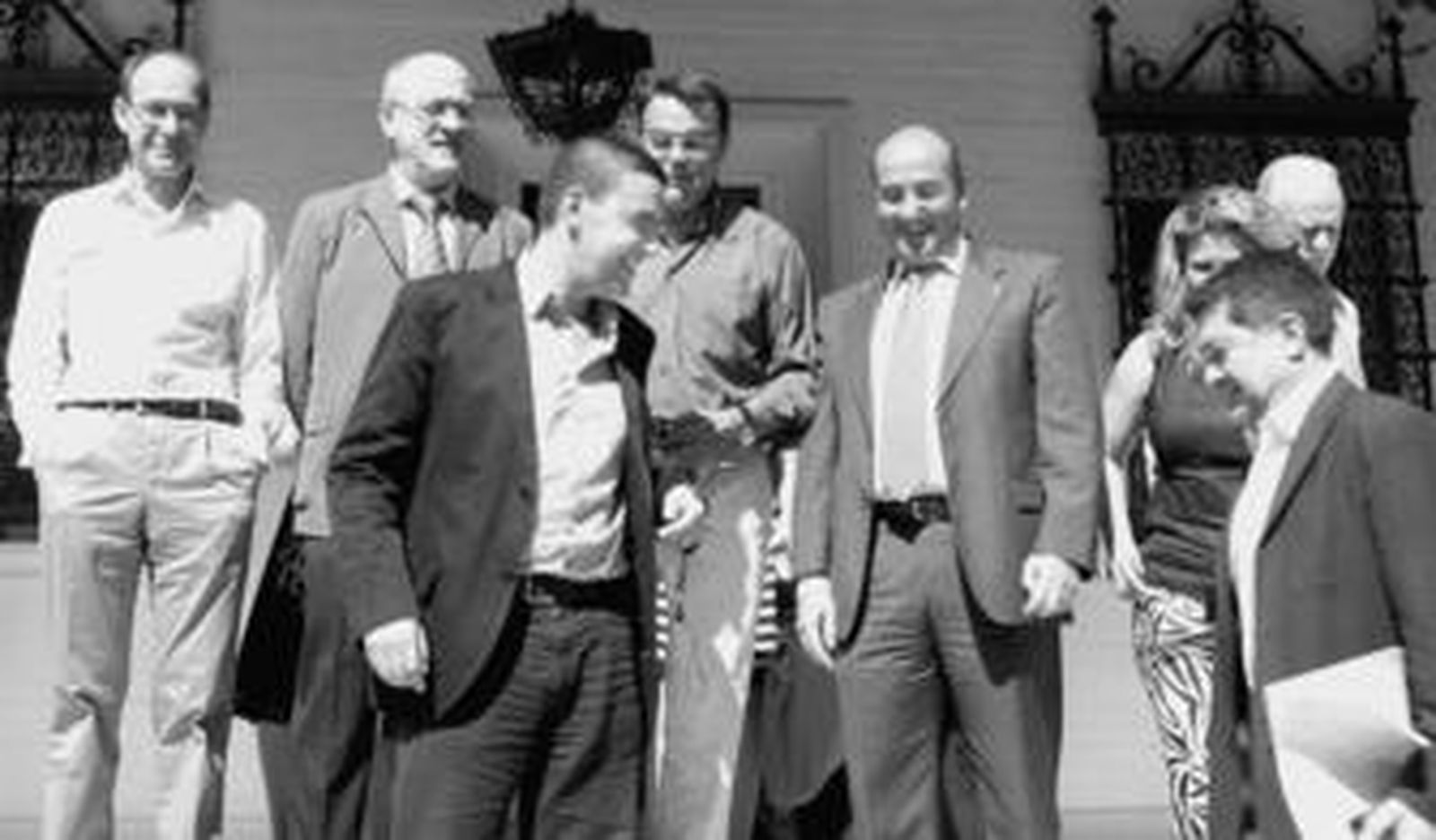 Barrero (a la derecha) acude a hacerse la foto de familia en la sede socialista del Conquero junto al sucesor, Mario Jiménez.