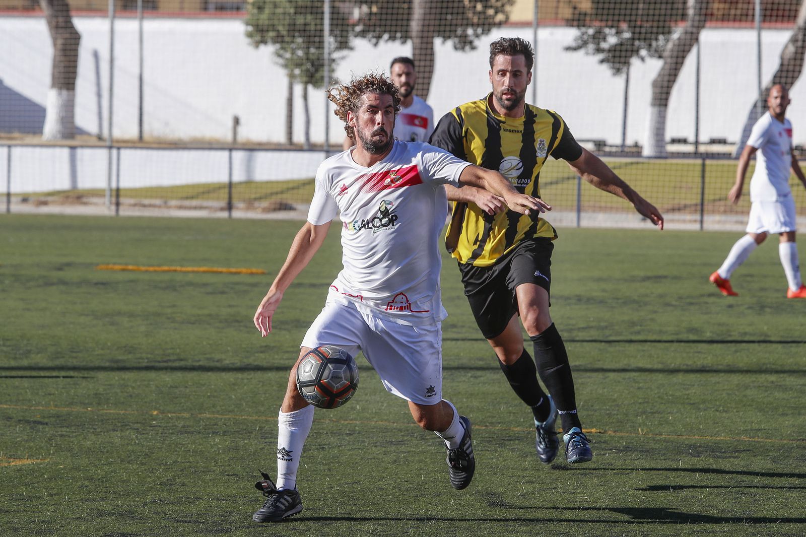 El visitante Dani Fornell controla el esférico perseguido por el local Bataller.
