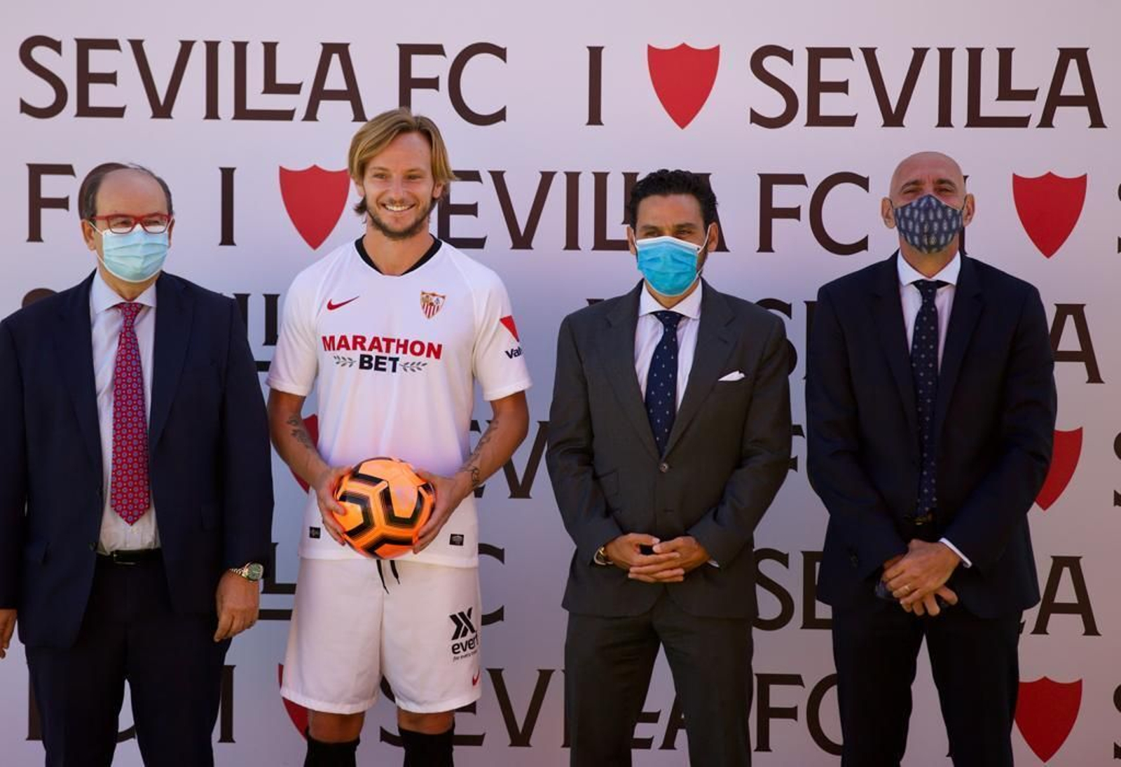 José Castro, Rakitic, José María del Nido Carrasco y Monchi posan tras la presentación.
