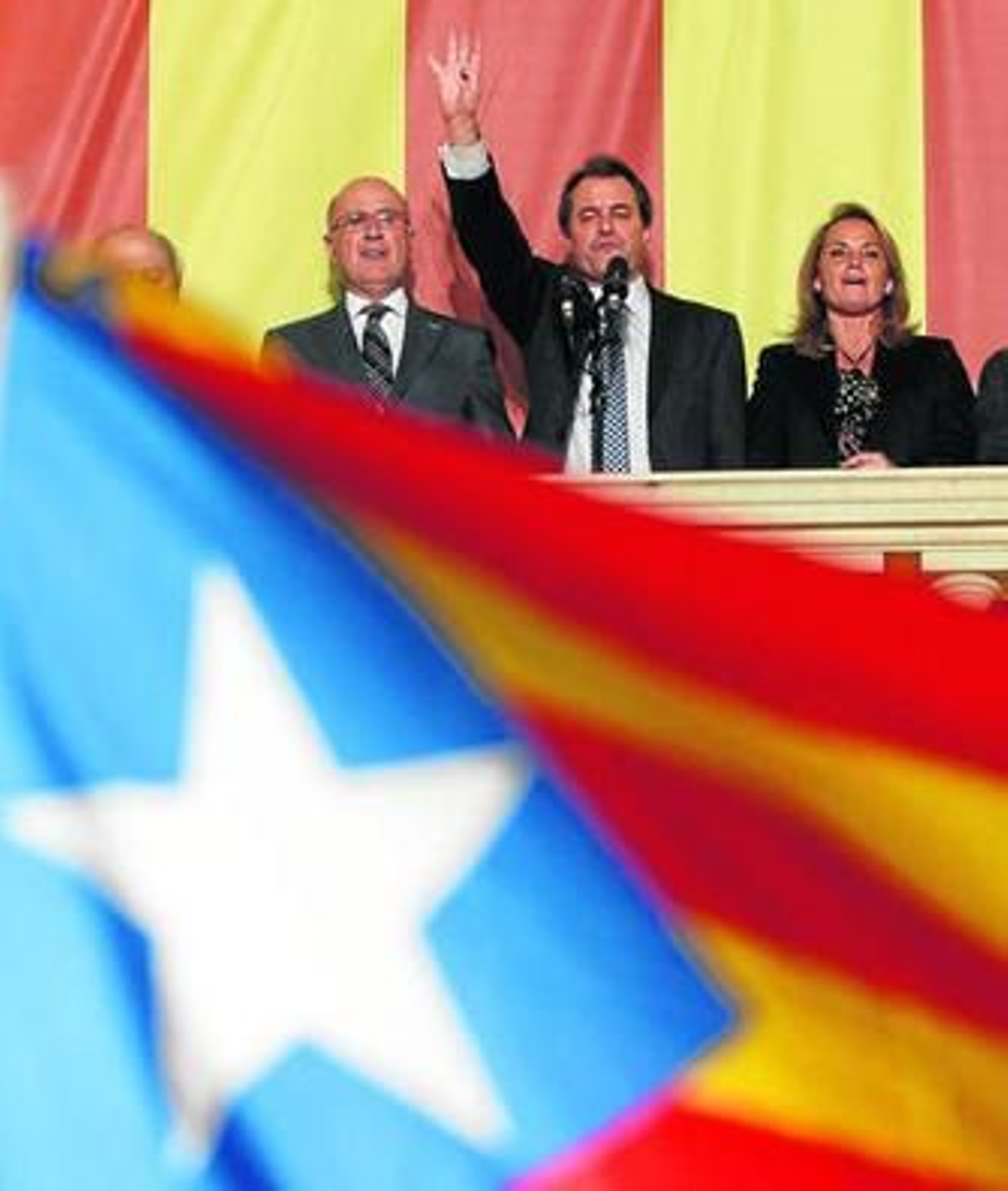 Artur Mas saluda a los simpatizantes de CiU tras su victoria en las elecciones catalanas.