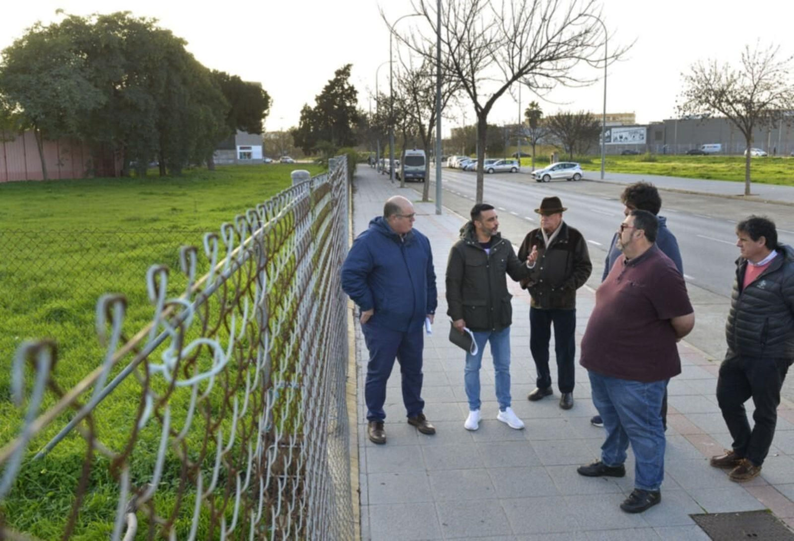 El delegado de Urbanismo junto a representantes vecinales en la zona de Chapín Norte.