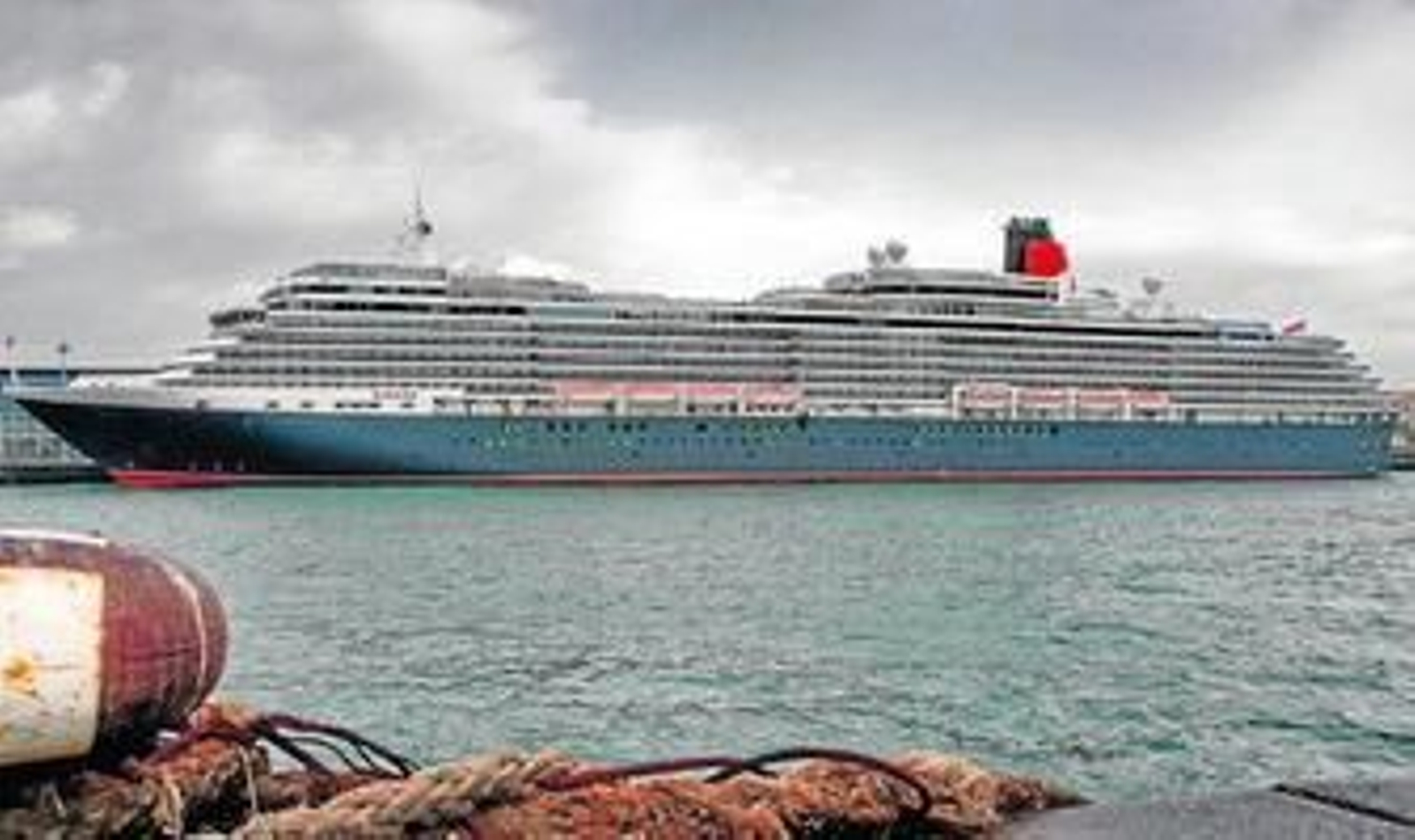 El 'Queen Victoria', ayer, atracado en el puerto de A Coruña, desde donde partió rumbo a Lisboa.