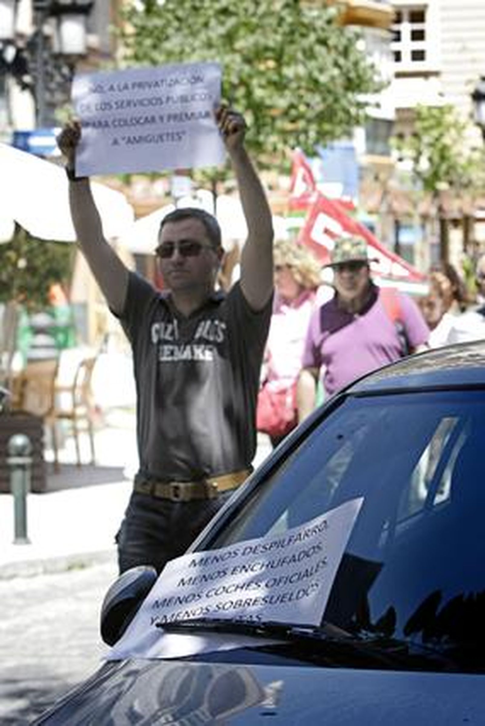 Más de 2.400 empleados públicos gaditanos secundan la huelga de funcionarios. 

Foto: Julio Gonzalez