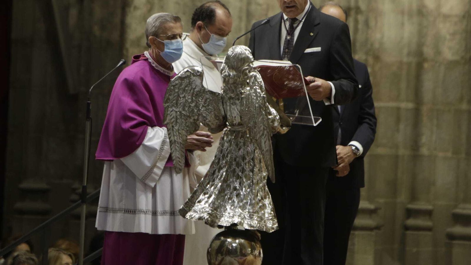 Ignacio Soro, hermano mayor del Gran Poder, hablando desde el ambón de la Catedral.