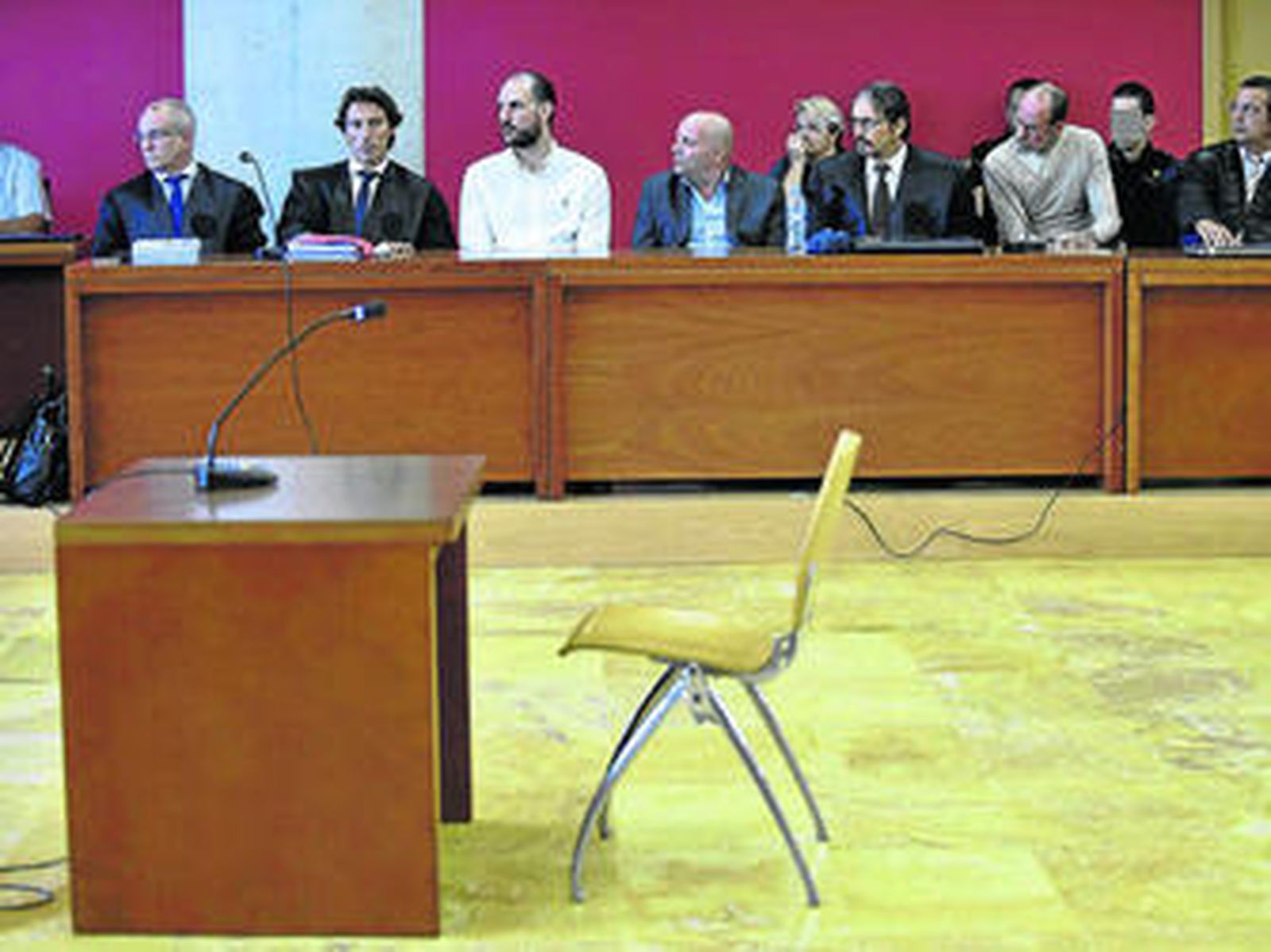 Los acusados por el crimen y sus abogados, ayer en la Ciudad de la Justicia de Murcia.