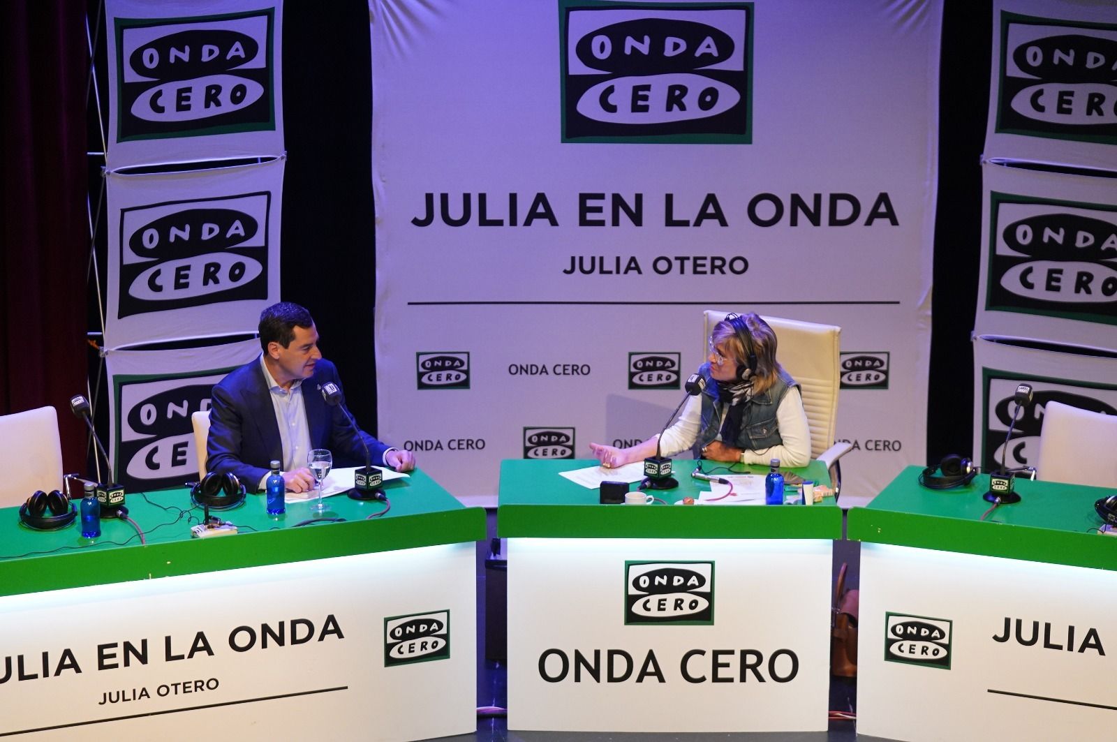 Juanma Moreno en una entrevista con Julia Otero en la Fundación Cajasol.