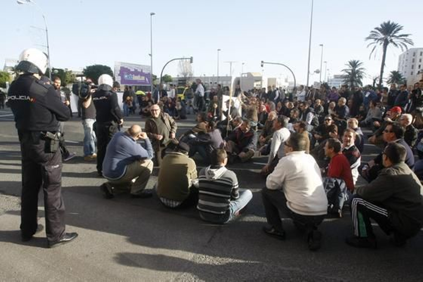 De nuevo los ex trabajadores de Delphi se han manifestado por las calles de la capital para reclamar "una vez más" que la Junta de Andalucía resuelva su problema "tras tres años" desde que se cerró la factoría de Puerto Real. Foto: Jose Braza De nuevo los ex trabajadores de Delphi se han manifestado por las calles de la capital para reclamar "una vez más" que la Junta de Andalucía resuelva su problema "tras tres años" desde que se cerró la factoría de Puerto Real.
Foto: Jose Braza