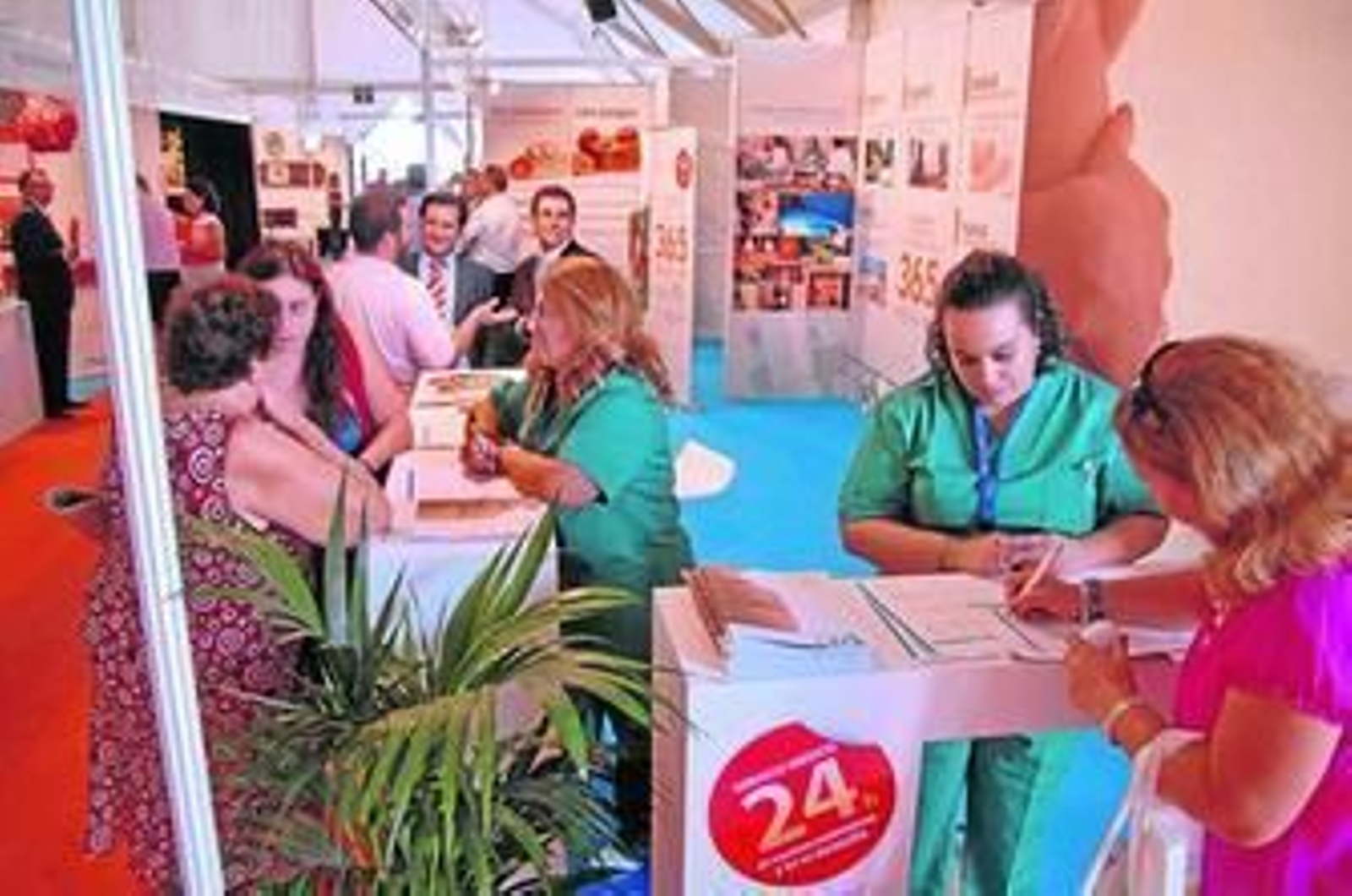 Aspecto de las instalaciones con el stand del centro médico de Chiclana en primer término.