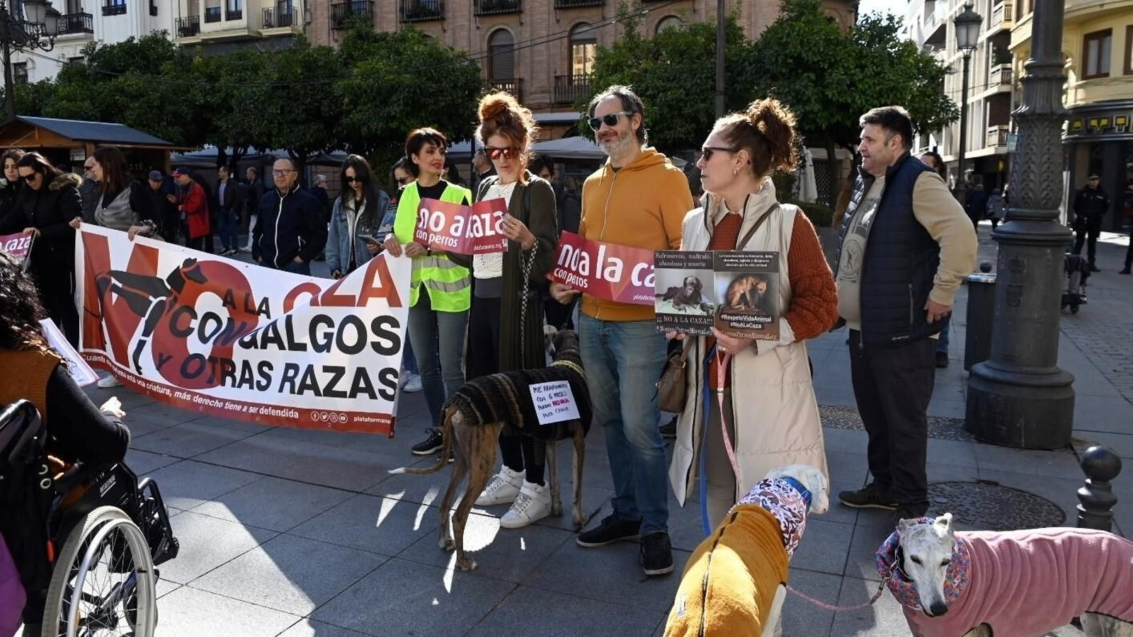 La manifestación para acabar con la caza con perros en Córdoba, en imágenes
