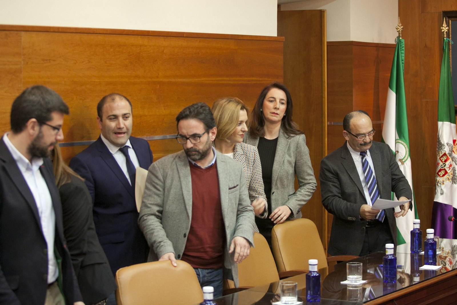 La alcaldesa, Antonia Ledesma (2d), junto a su equipo de gobierno durante la sesión plenaria.