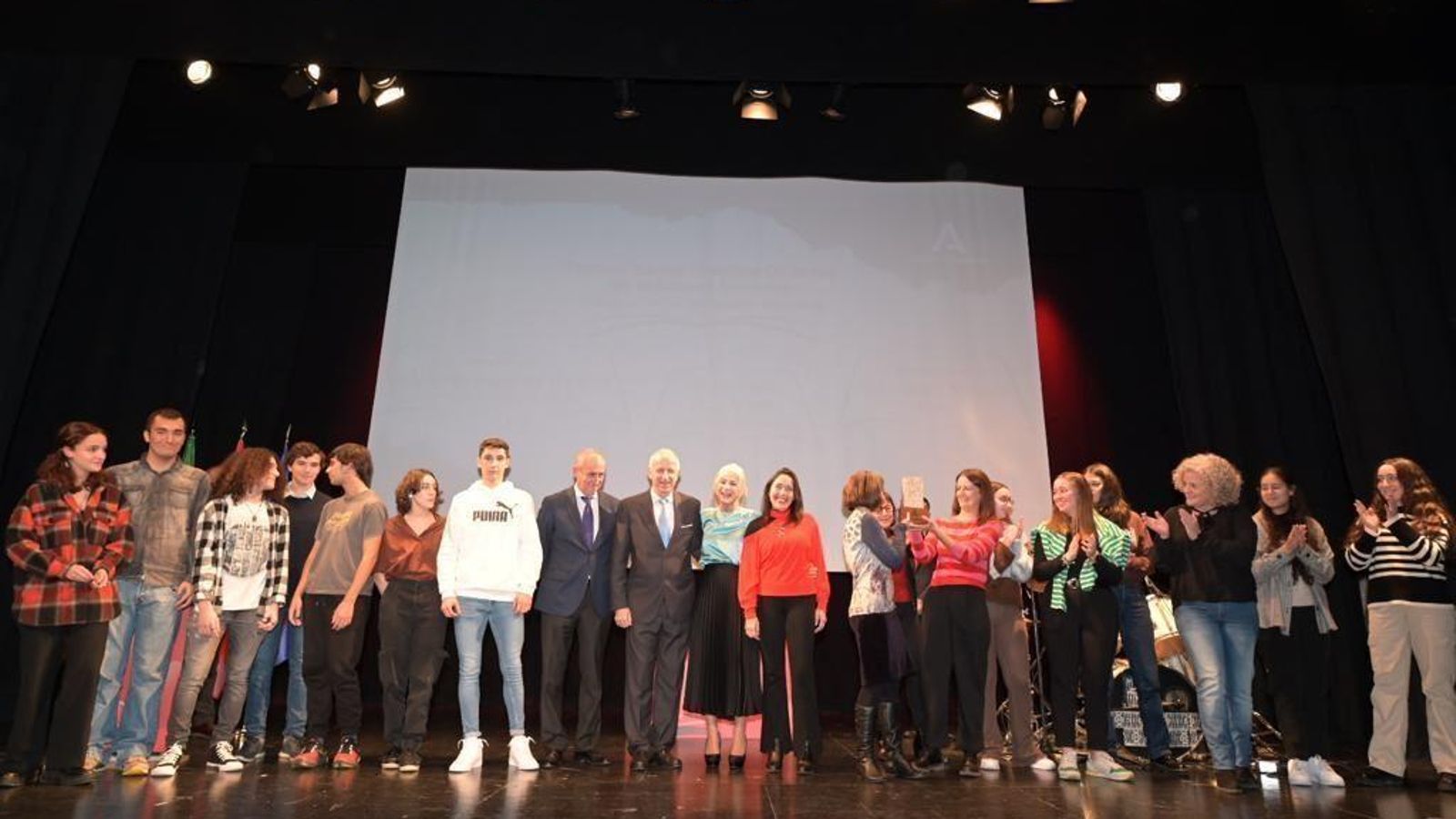 Alumnos y docentes del IES Aricel de Albolote.