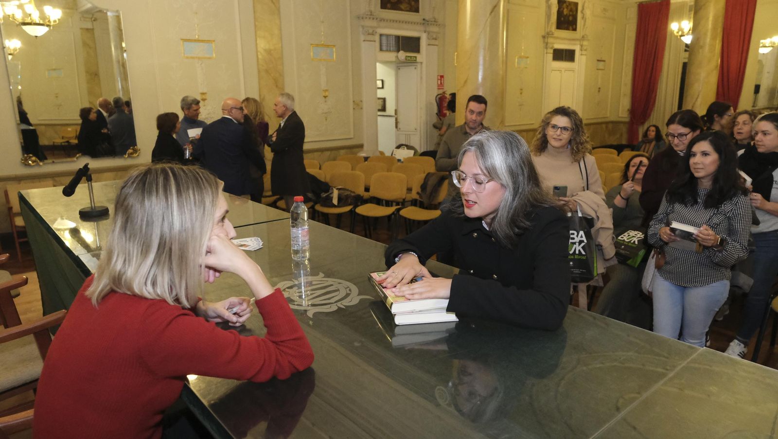 Imágenes del Diario de los Libros con la finalista del Premio Planeta 2024, Beatriz Serrano