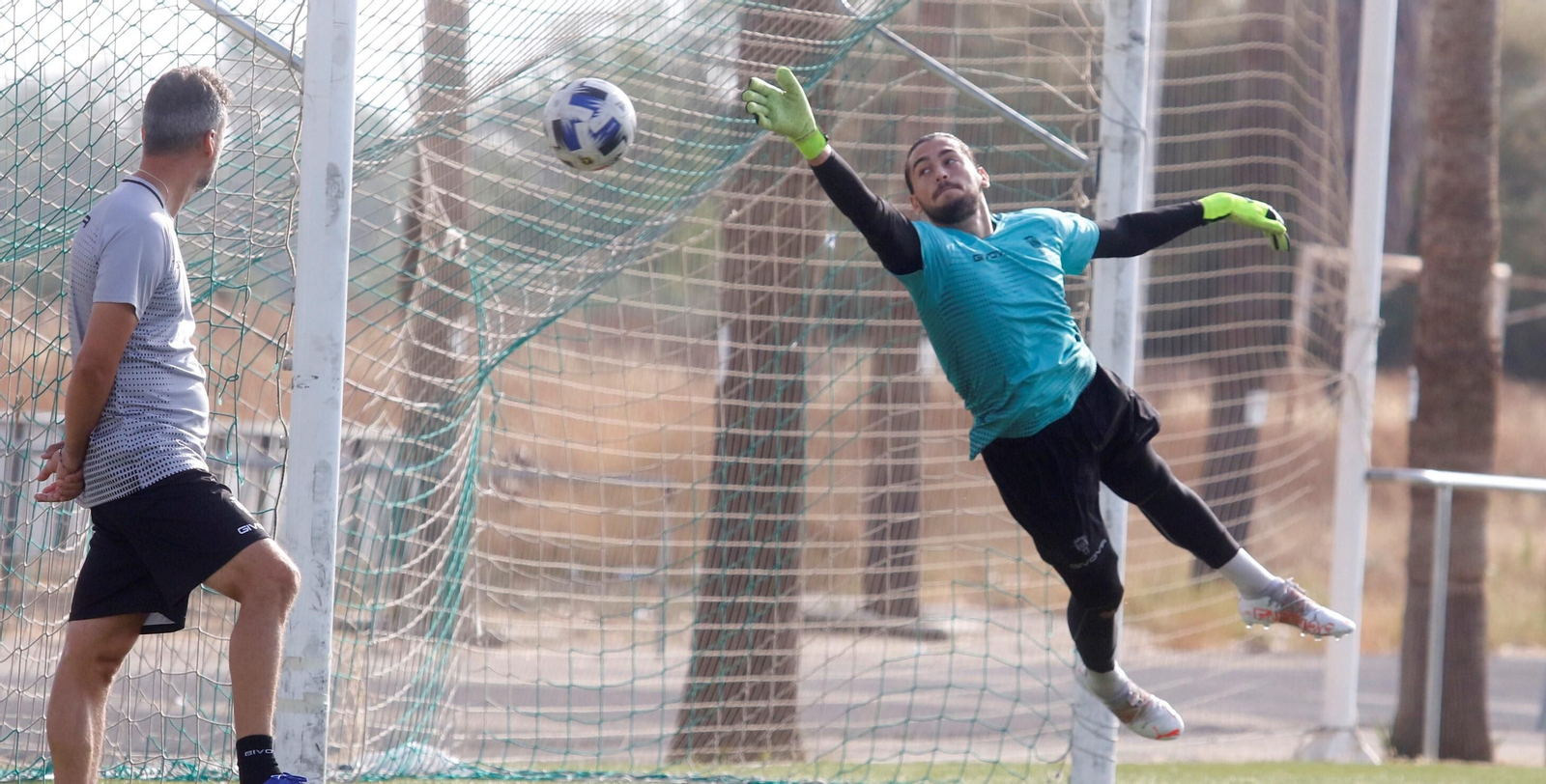 Lluis Tarrés intenta detener el balón en un entrenamiento del Córdoba B.