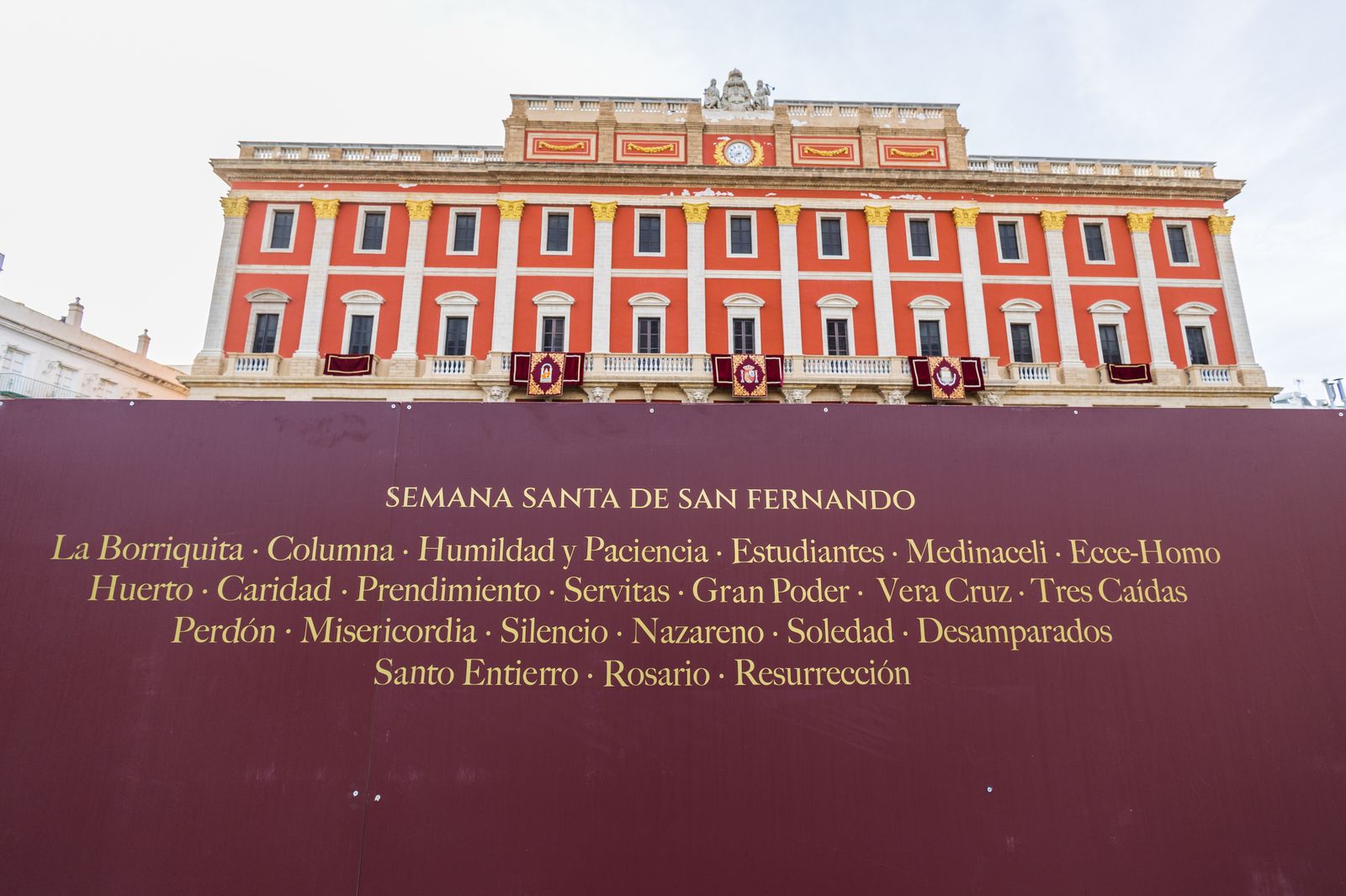 Rótulo con los nombres de todas las hermandades que se han colocado en los palcos principales de la plaza del Rey.