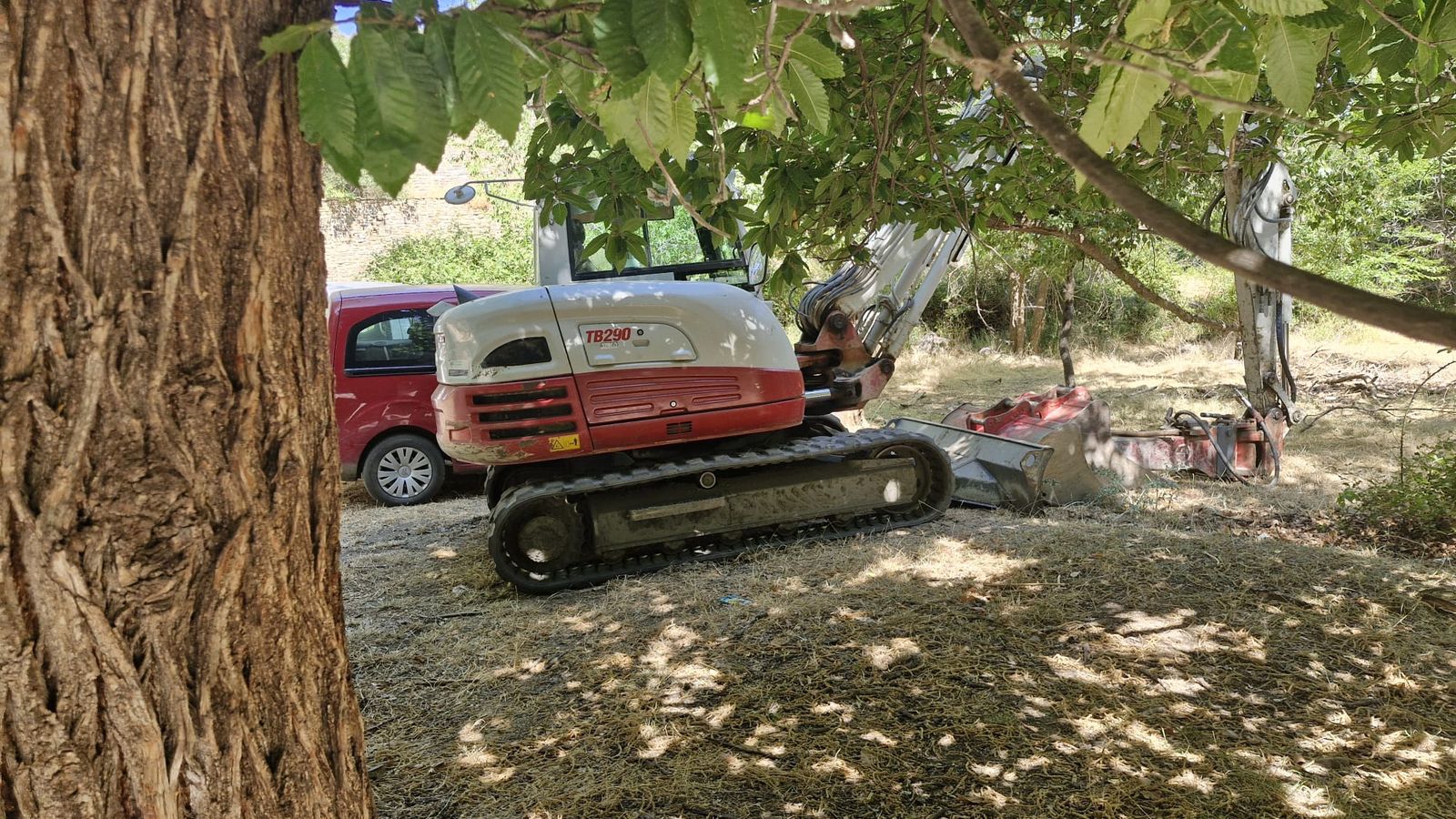 Maquinaria pesada en Aldeire a la espera de poder iniciar los trabajos